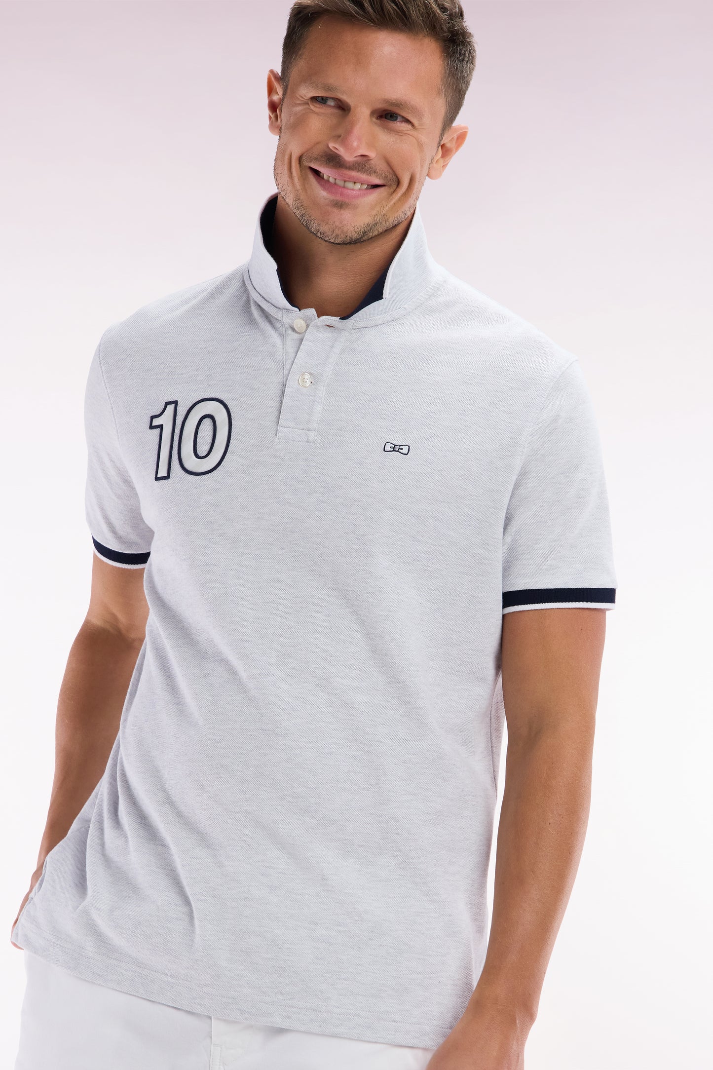 Polo à manches courtes en coton gris broderie 10 coupe décontractée