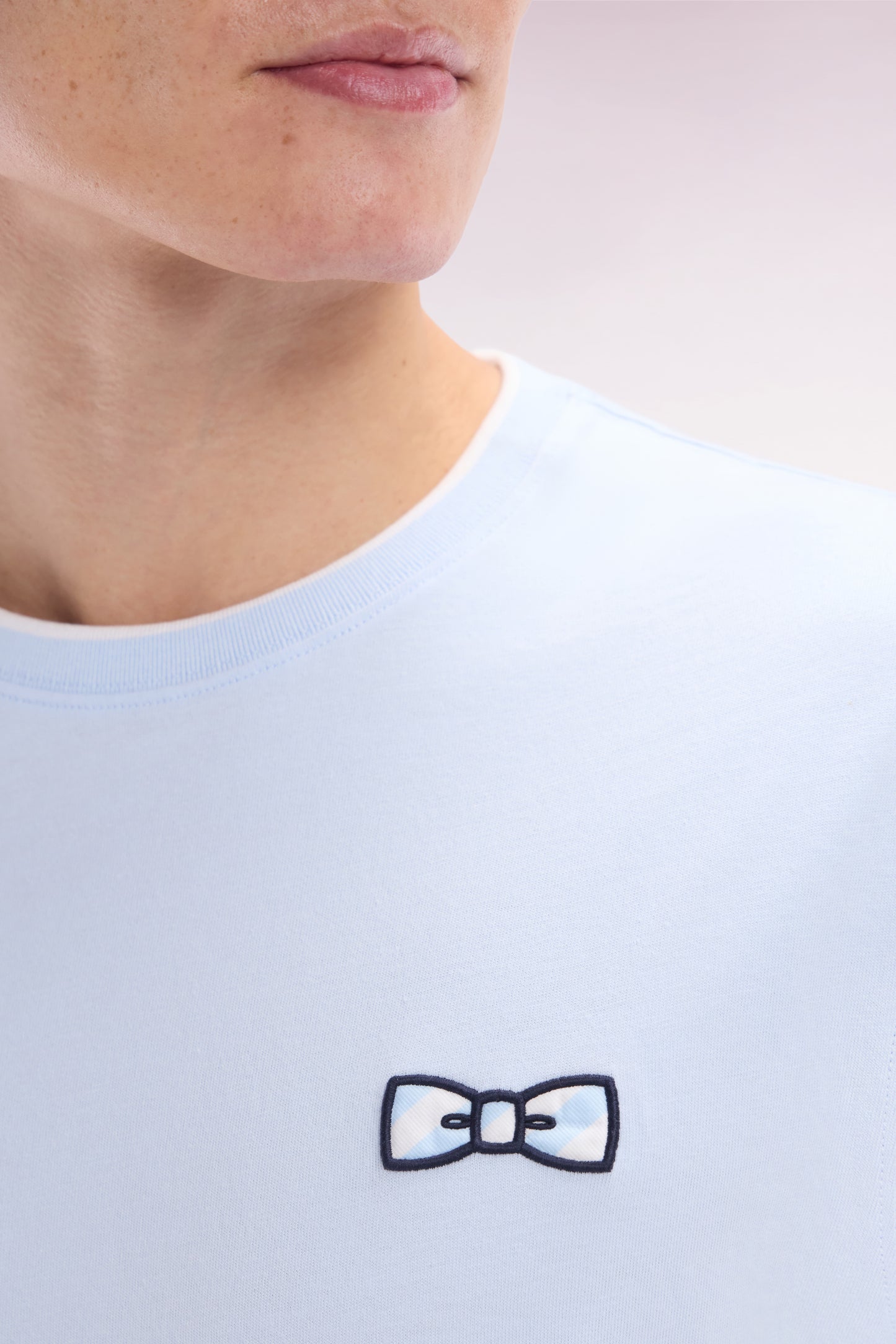 Sky cotton T-shirt with bow-tie embroidery, relaxed fit