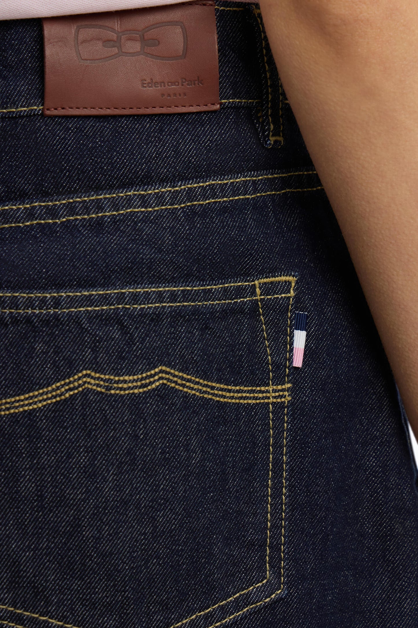 Jupe courte droite en denim brut