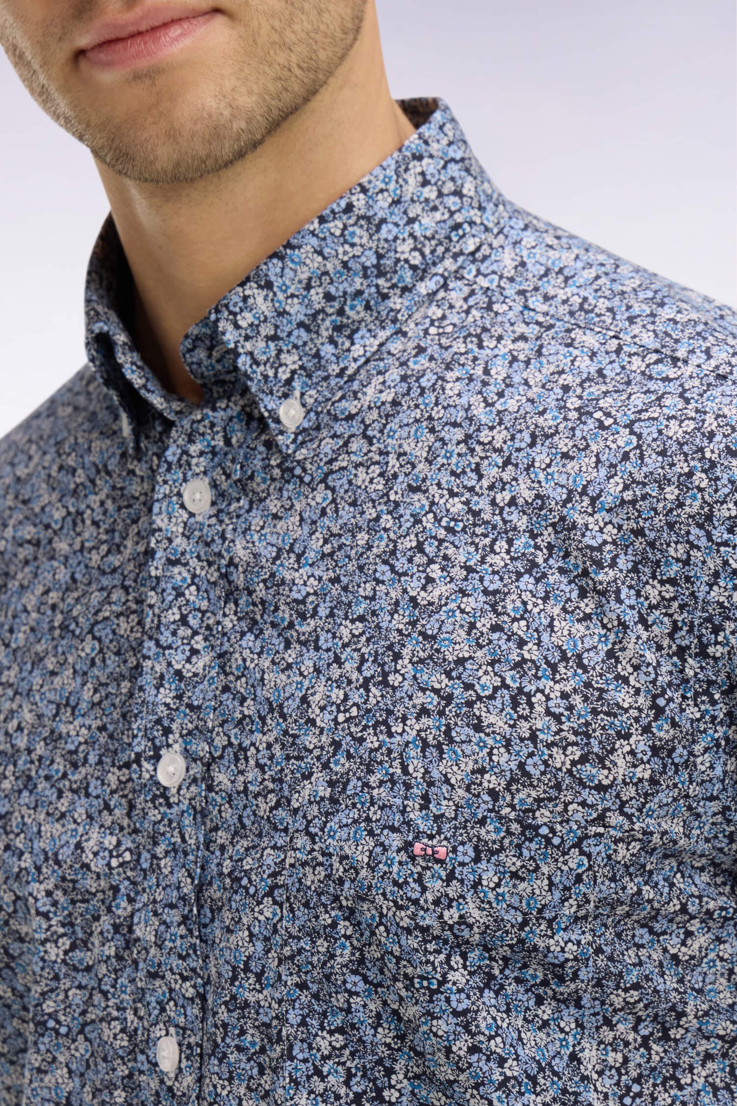 Chemise à manches courtes en coton bleu à micromotif floral