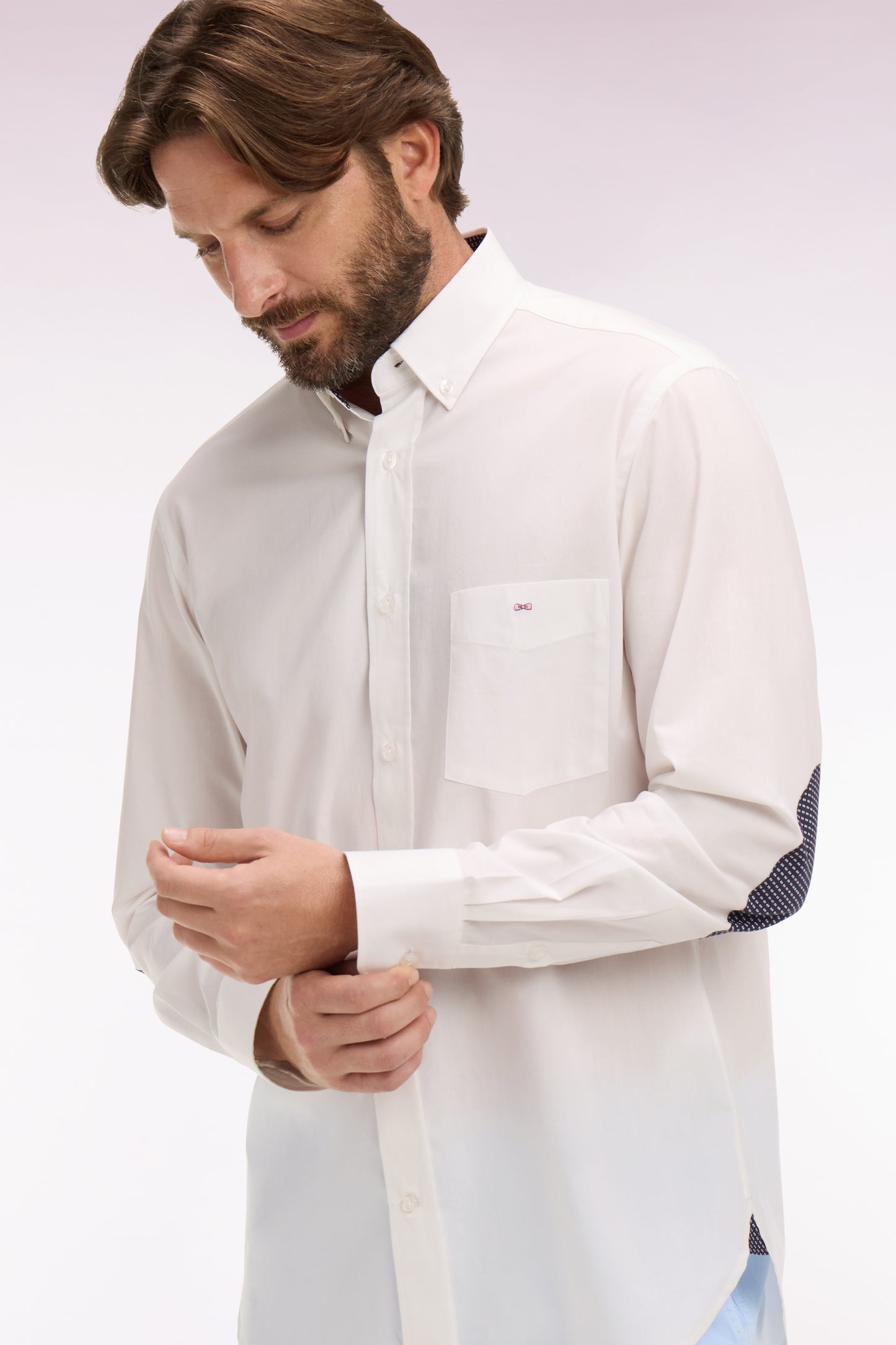 Chemise en coton blanc à coudières imprimées