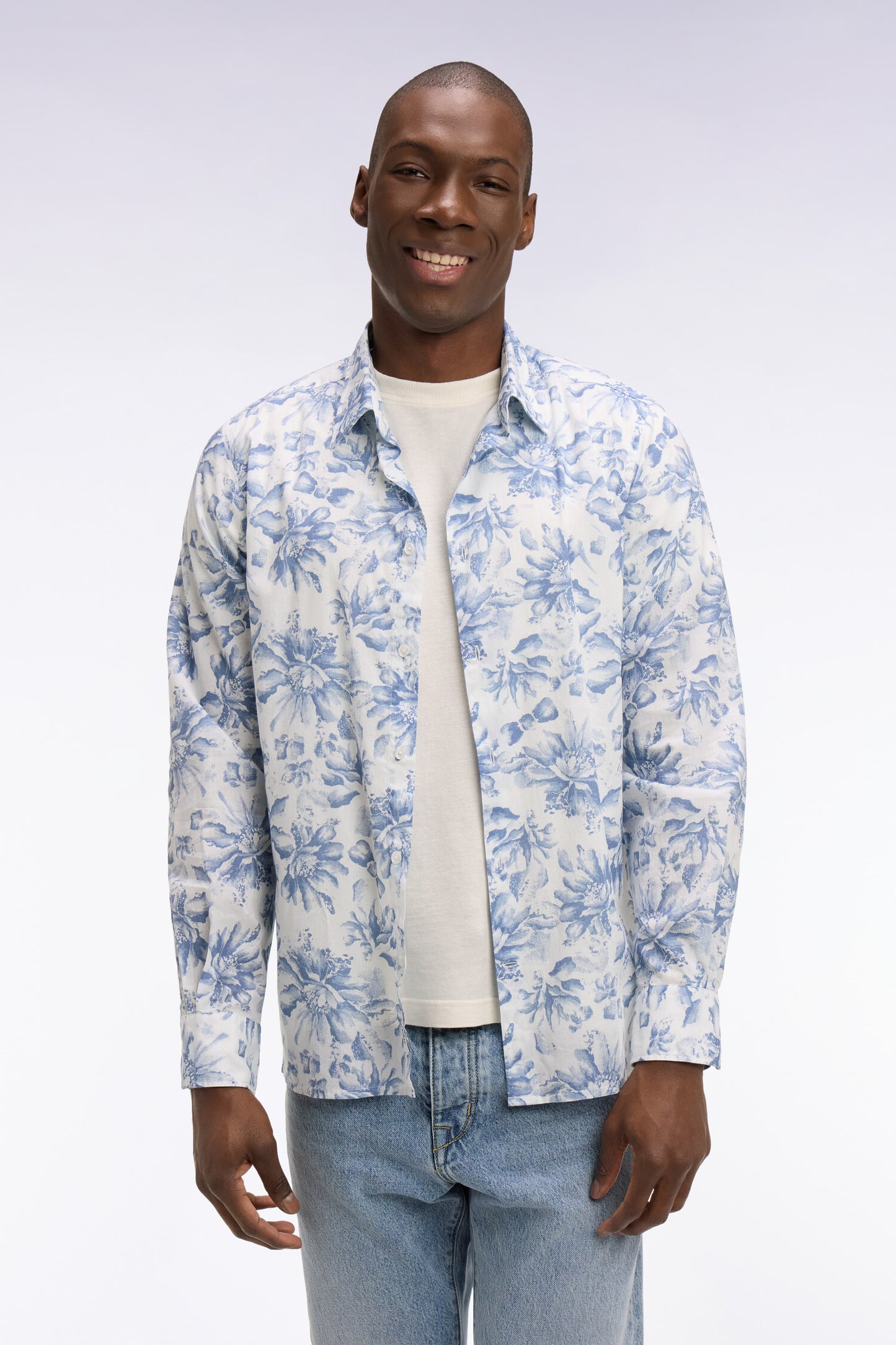 Chemise en popeline de coton italienne bleu ciel imprimé floral coupe regular