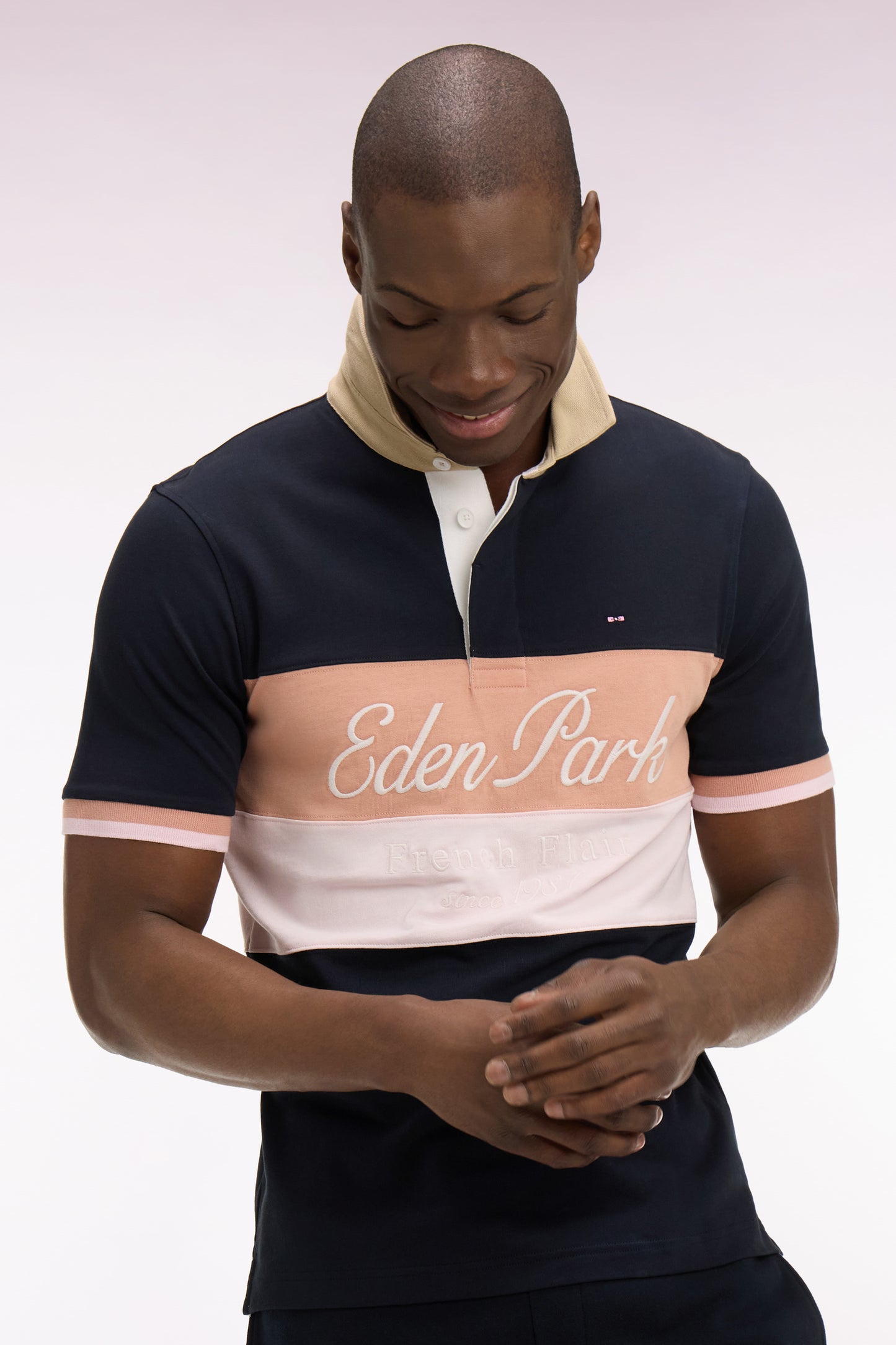 Maillot à manches courtes marine à découpes pastel et broderie coupe regular