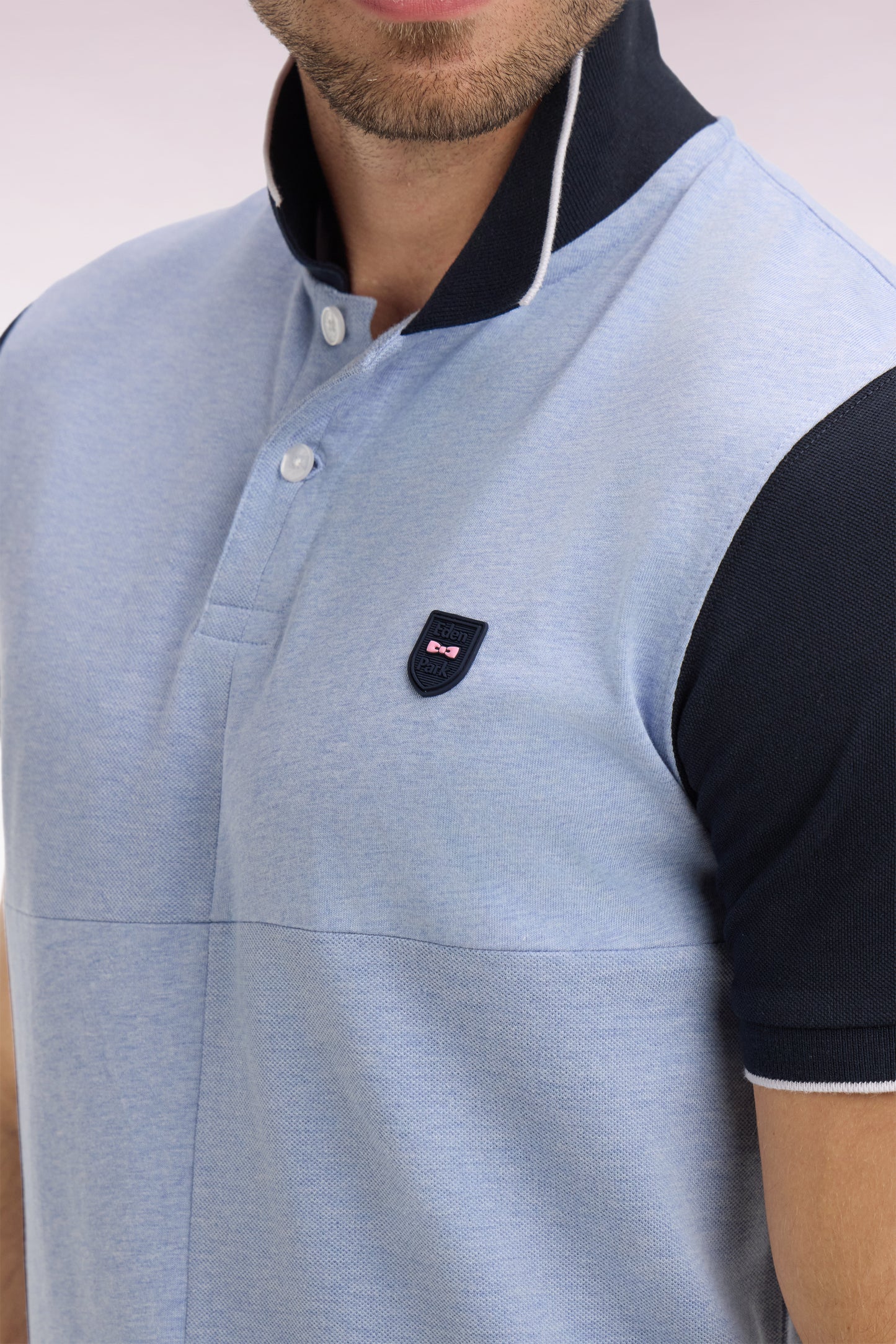 Polo manches courtes bicolore en coton bleu ciel à découpes coupe regular