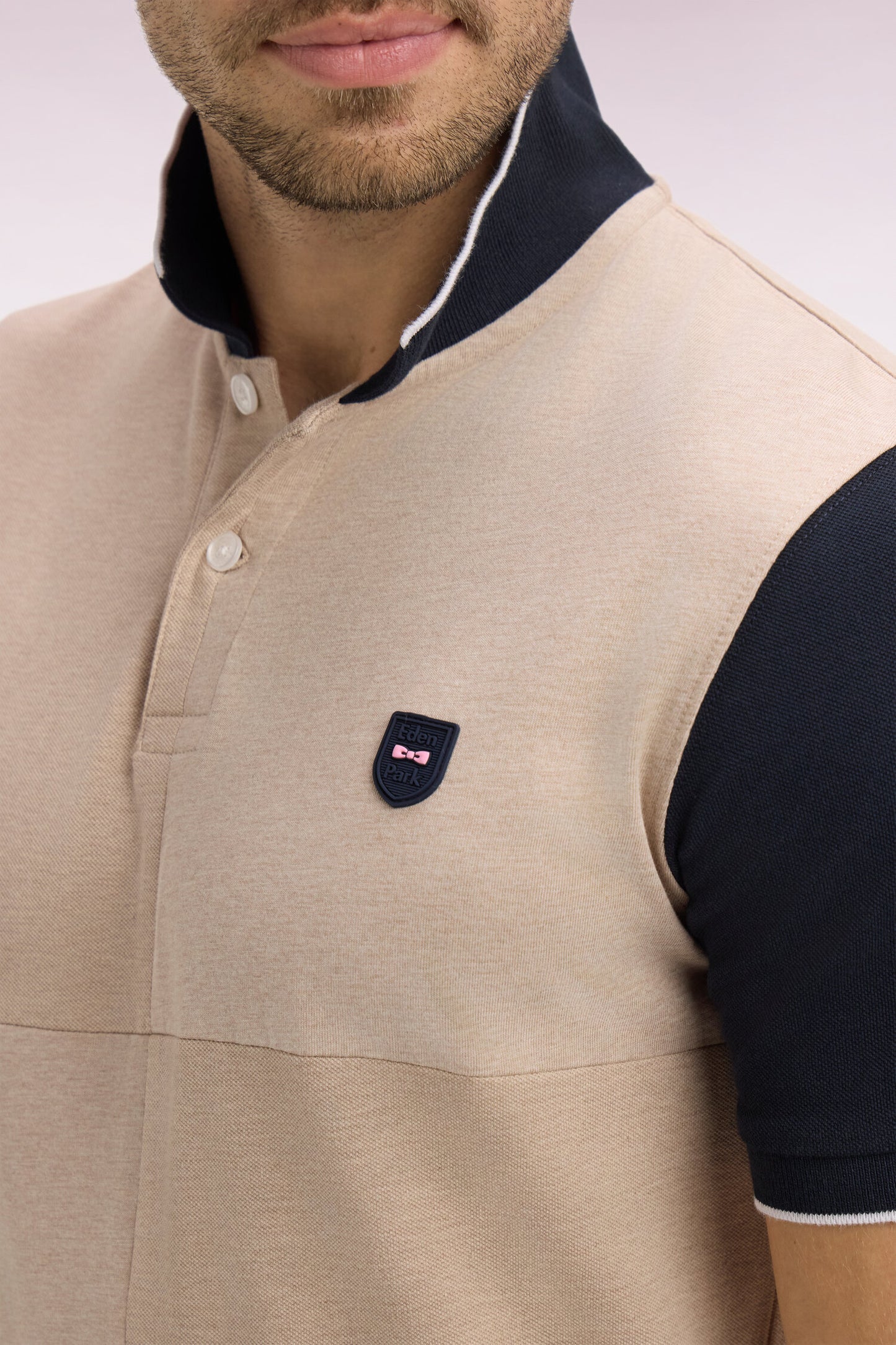 Polo manches courtes bicolore en coton beige à découpes coupe regular