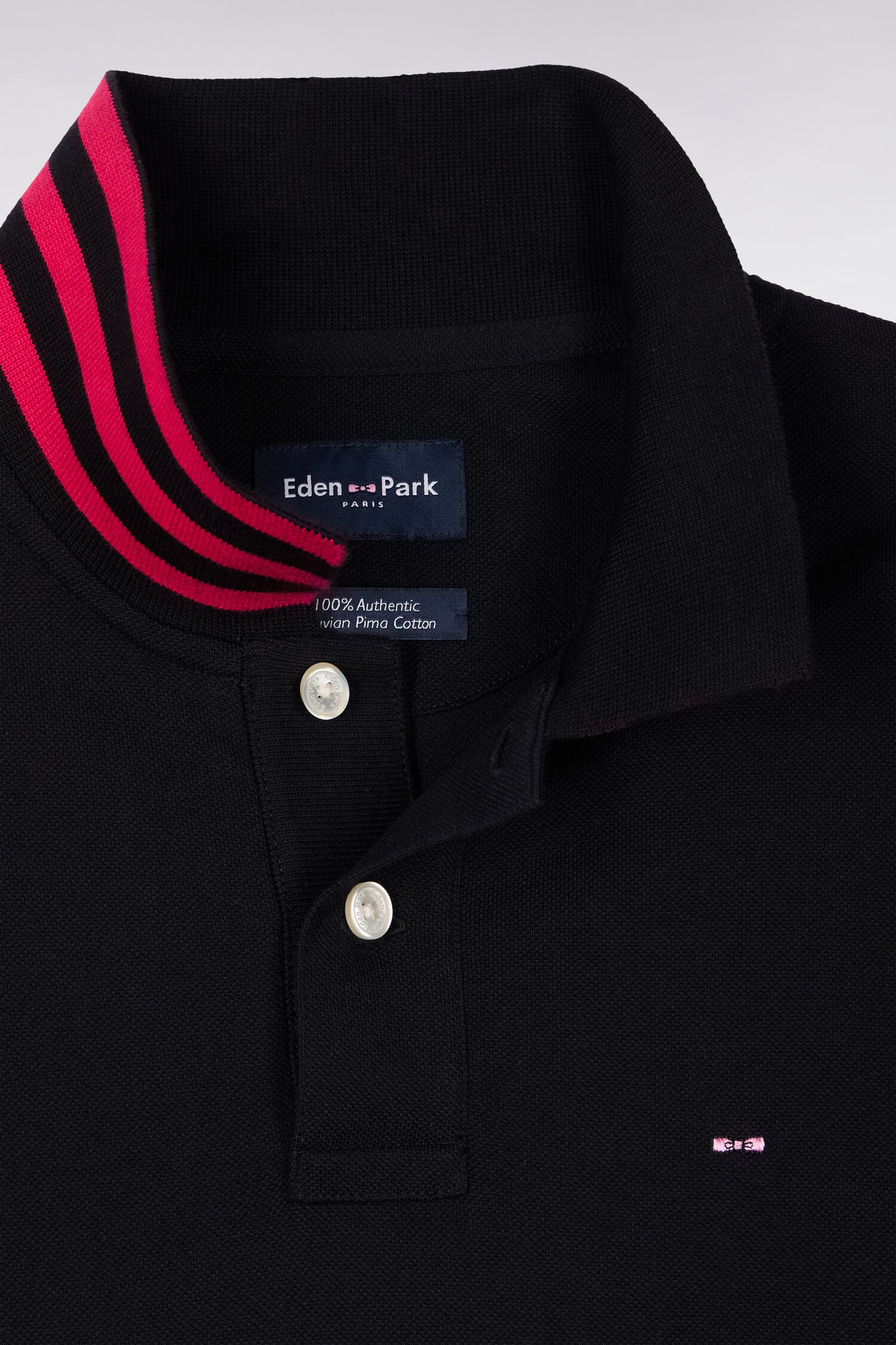 Polo manches courtes en piqué coton noir dessous de col rayé coupe slim