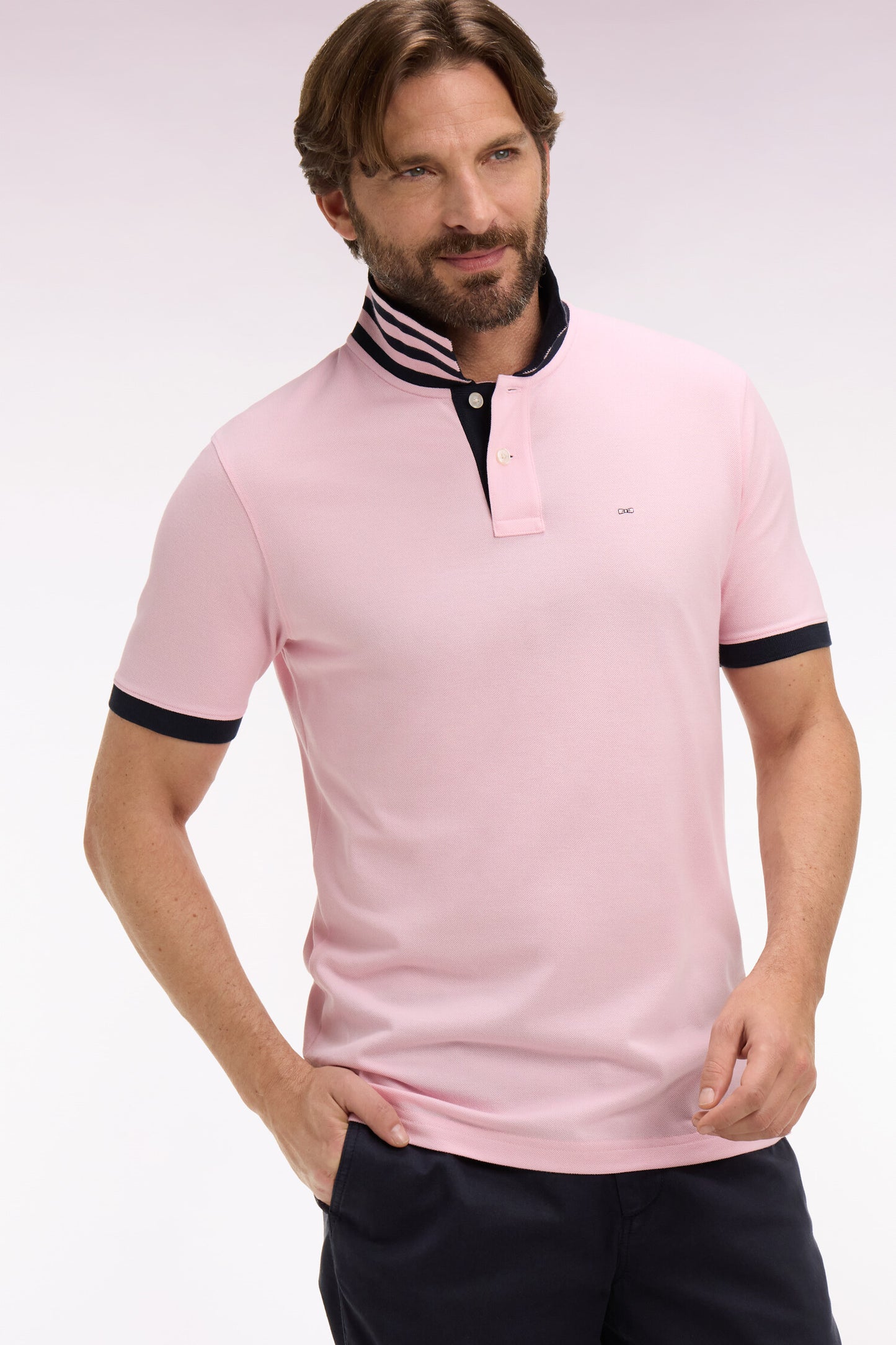 Polo manches courtes en piqué coton rose clair dessous de col rayé coupe slim