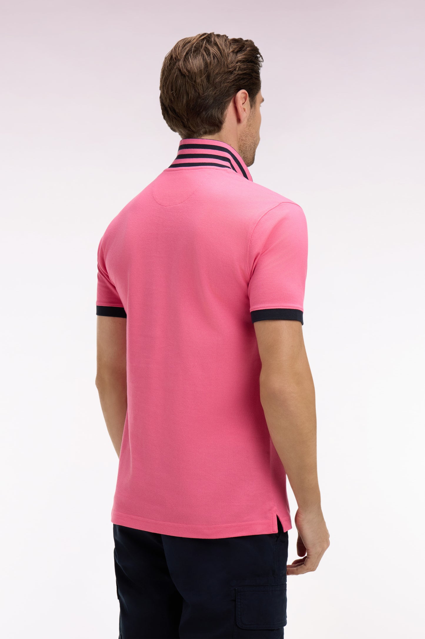 Polo manches courtes en piqué coton rose dessous de col rayé coupe slim
