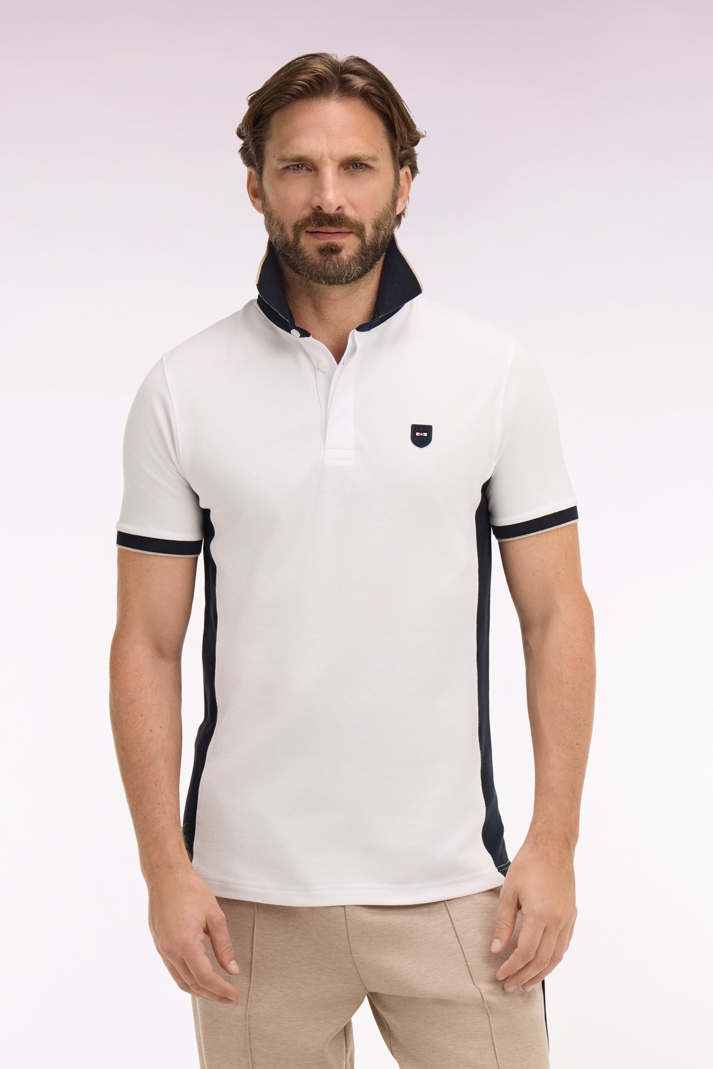 Polo manches courtes en coton blanc et découpes marine coupe slim