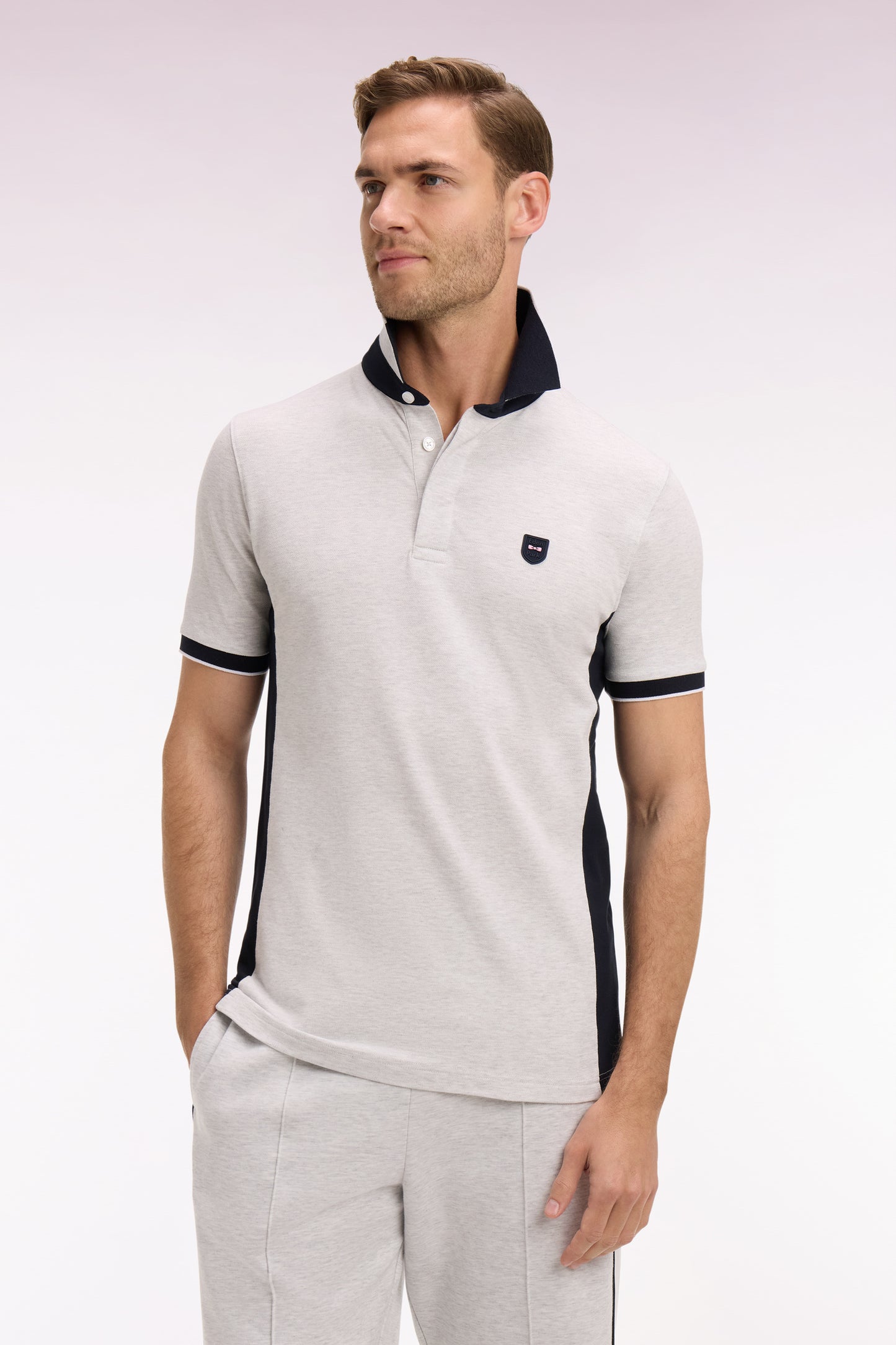 Polo manches courtes en coton gris clair et découpes marine coupe slim