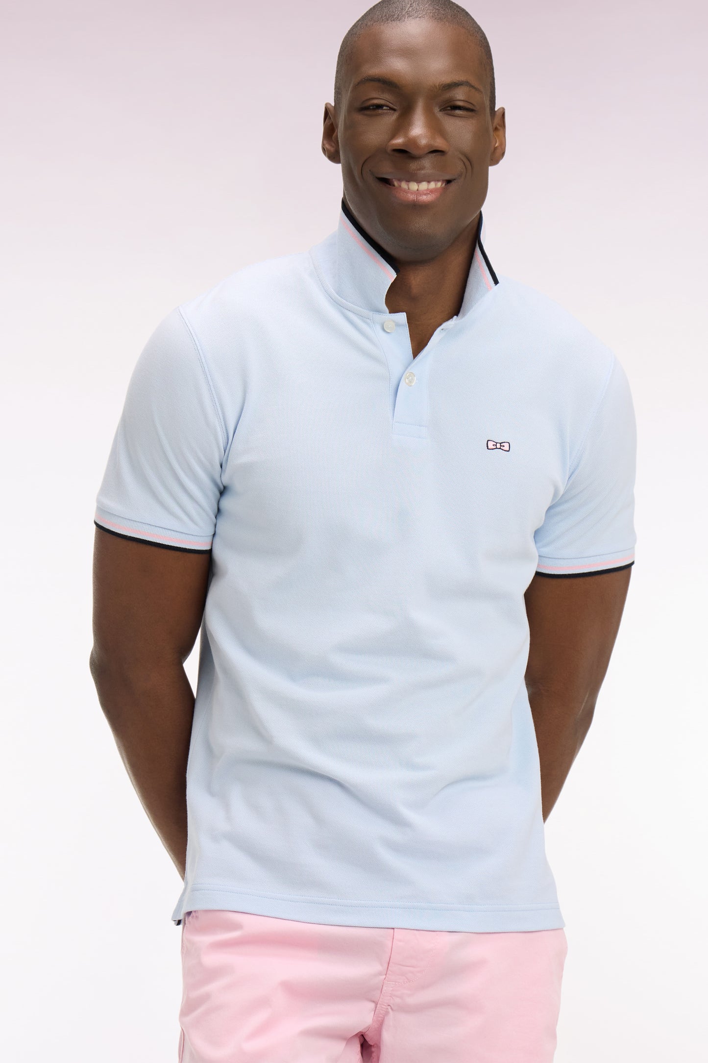 Polo manches courtes en coton ciel détails rayés coupe regular