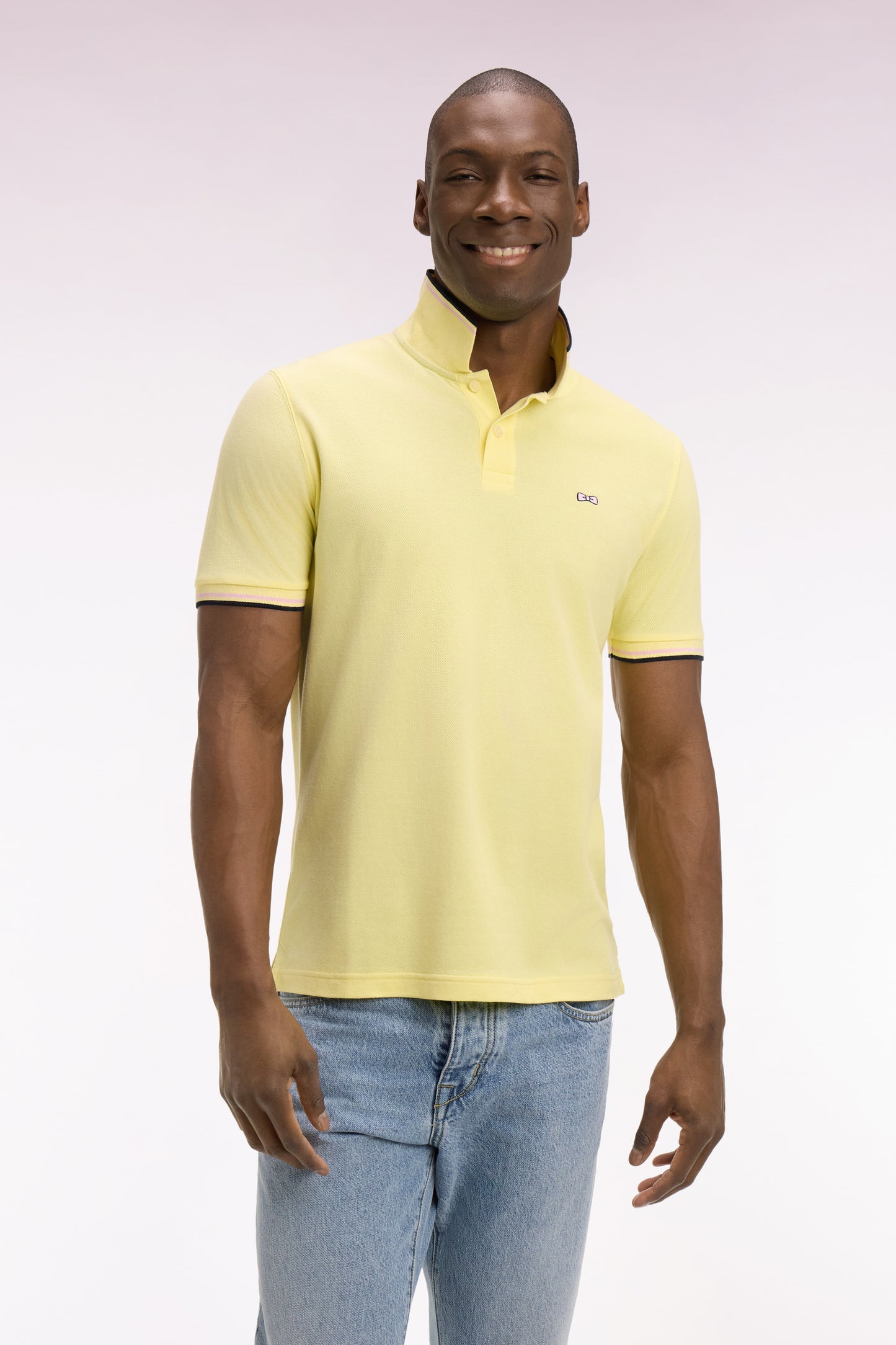 Polo manches courtes en coton jaune détails rayés coupe regular