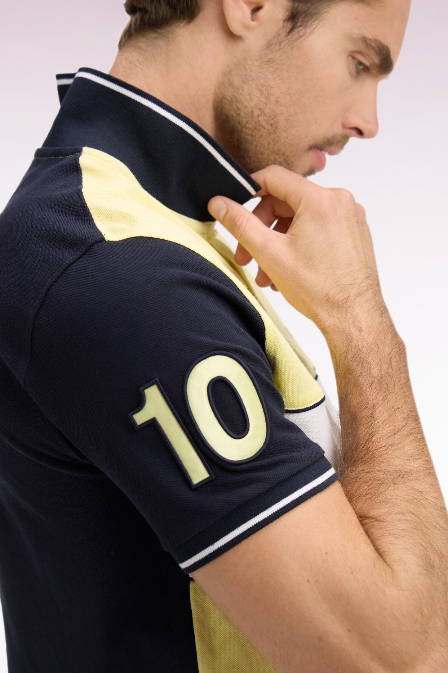 Polo à manches courtes en coton jaune clair et marine coupe regular