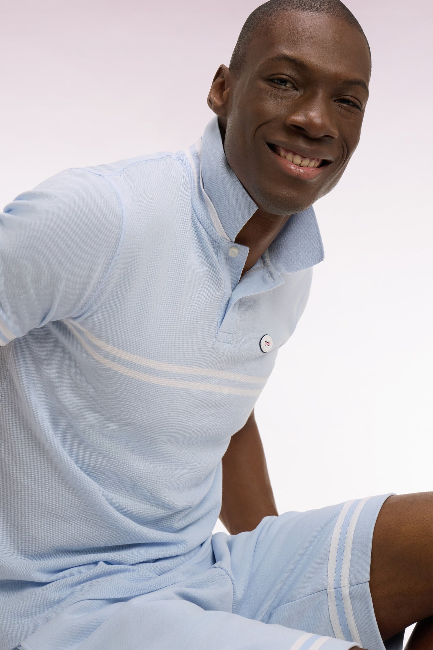 Polo à manches courtes en coton bleu ciel à rayures blanches coupe regular