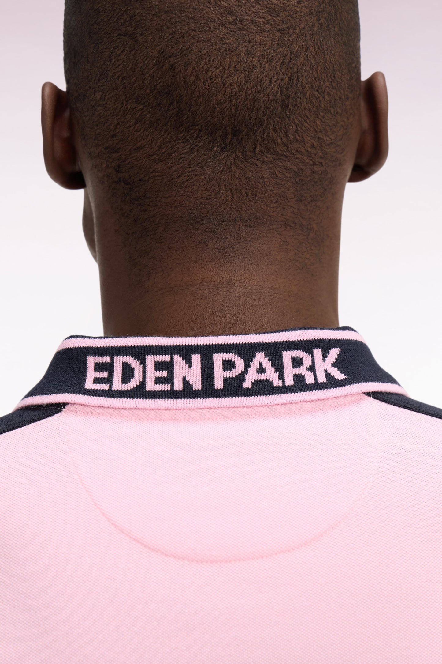 Polo à manches courtes en piqué coton rose à découpes marine