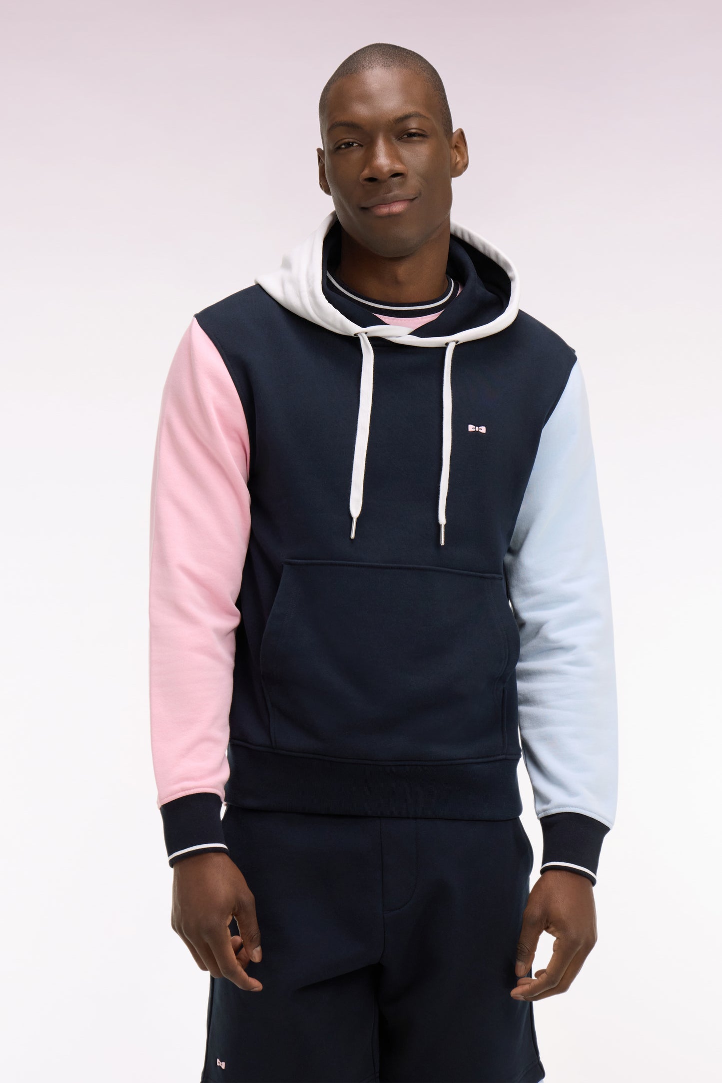 Sweatshirt à capuche en molleton coton découpes tricolores