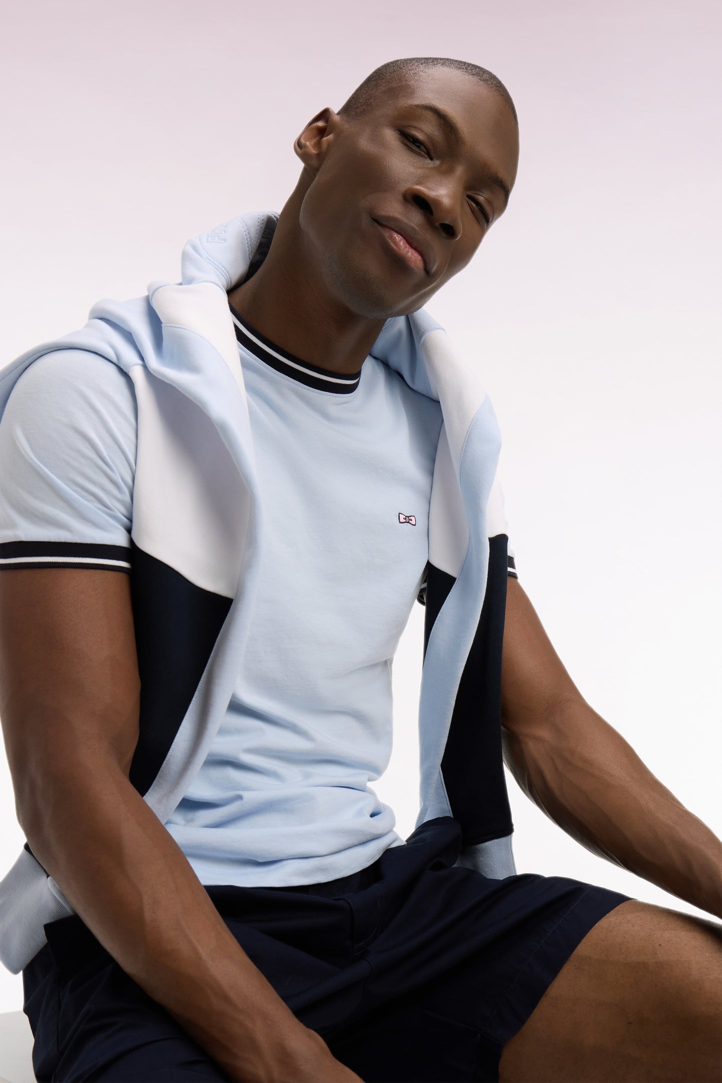 T-shirt à manches courtes en coton bleu ciel brodé coupe regular