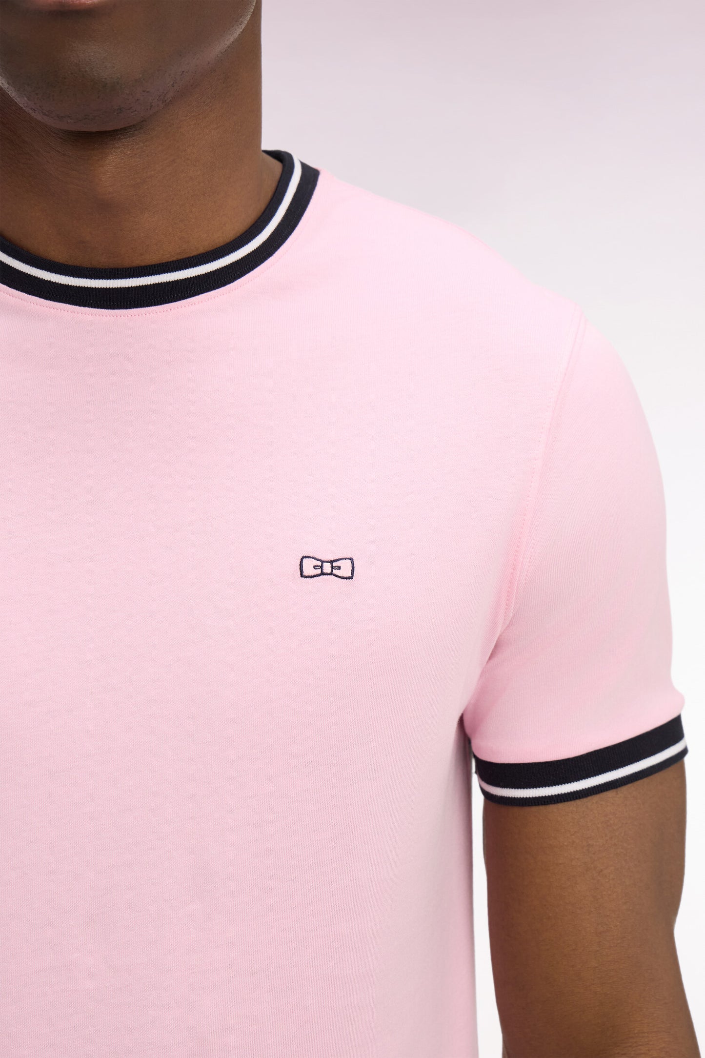 T-shirt à manches courtes en coton rose brodé coupe regular