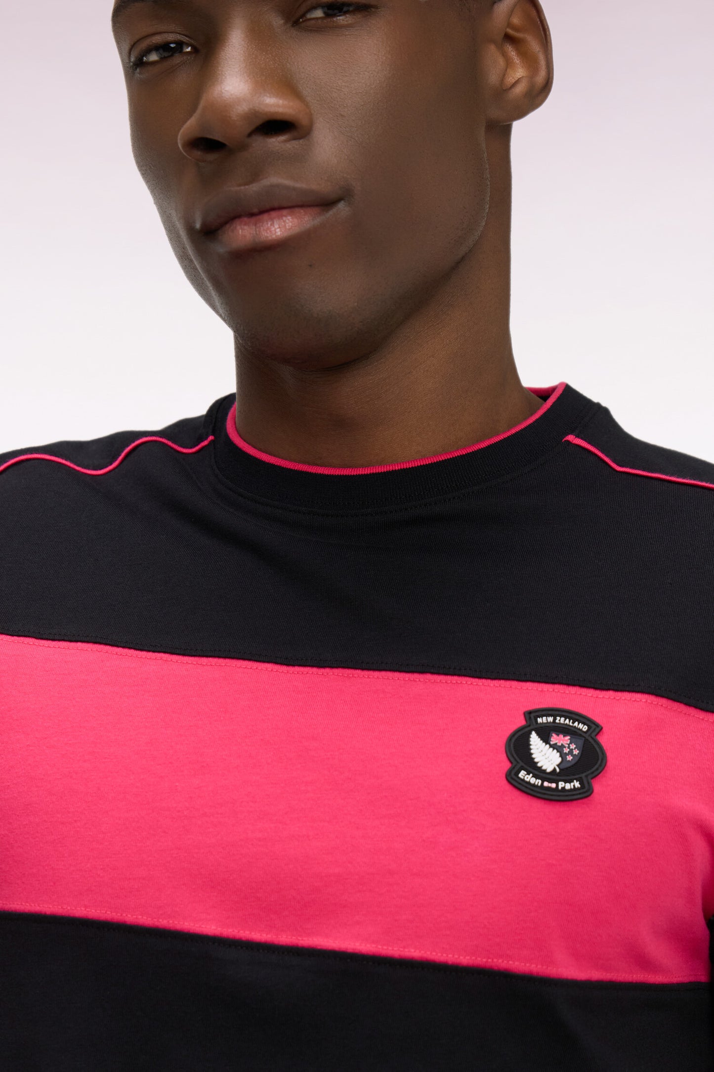 T-shirt à manches courtes New Zealand en coton noir à découpes coupe regular