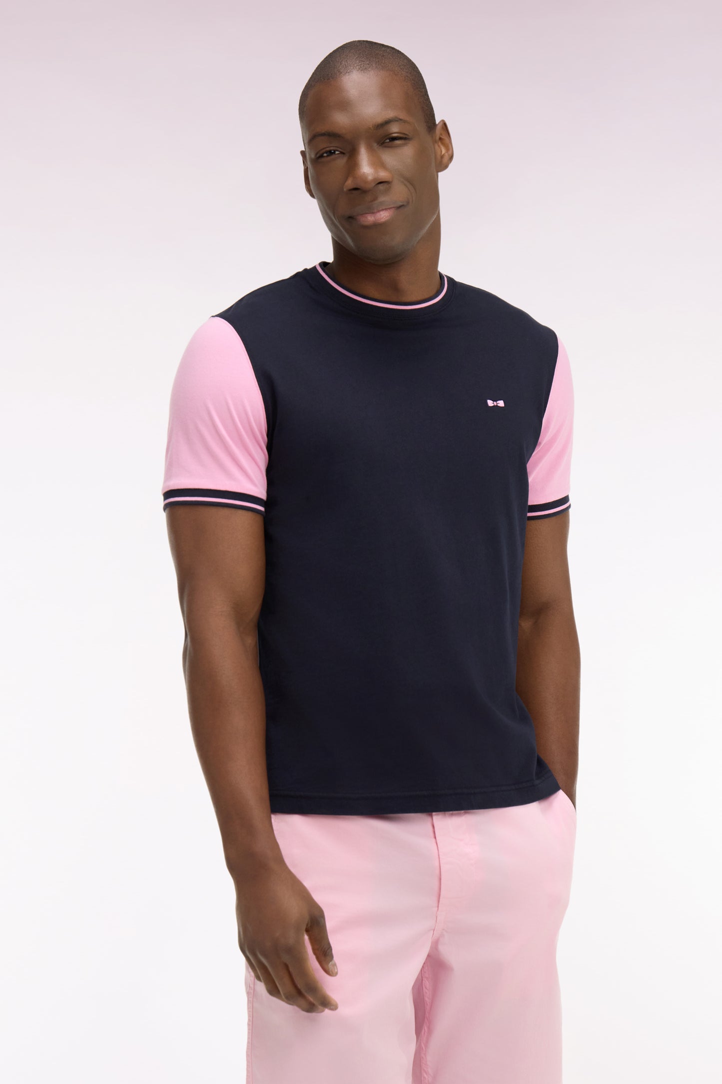 Short-sleeved navy cotton t-shirt with pink sleeves, regular fit