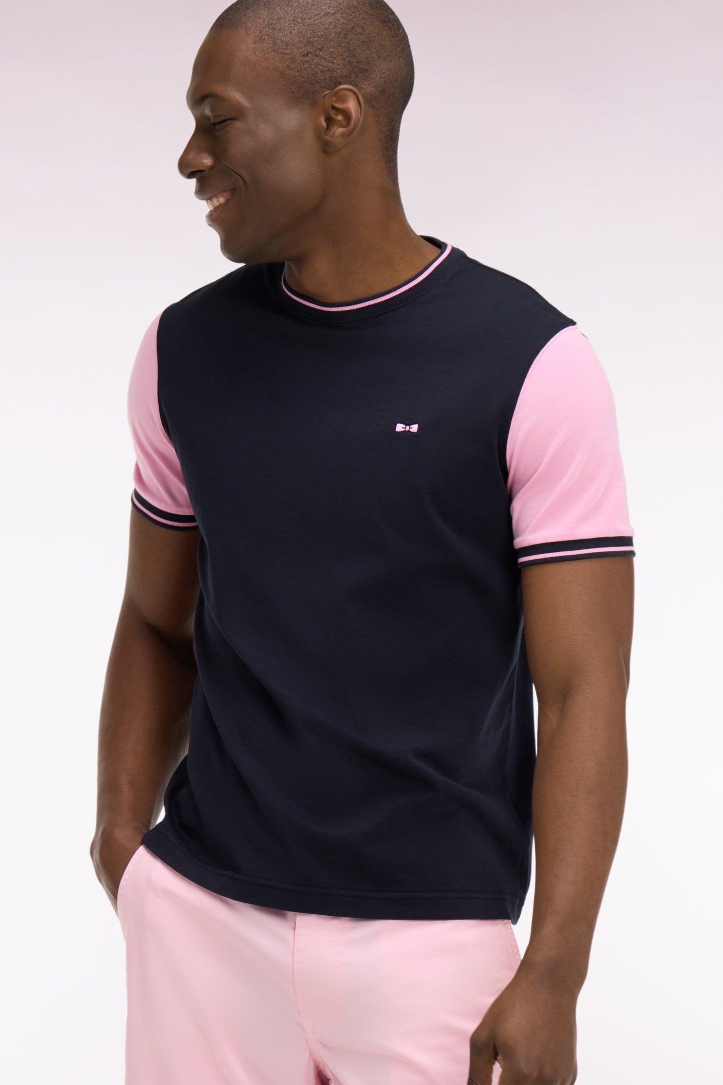 Short-sleeved navy cotton t-shirt with pink sleeves, regular fit