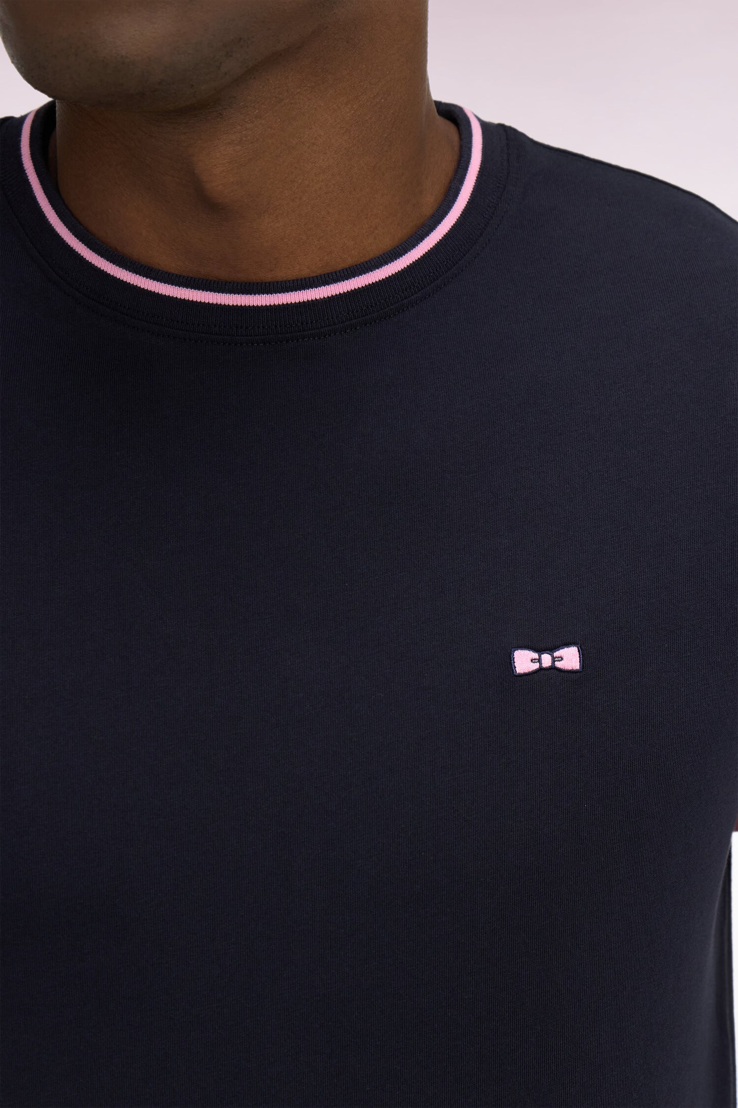 Short-sleeved navy cotton t-shirt with pink sleeves, regular fit