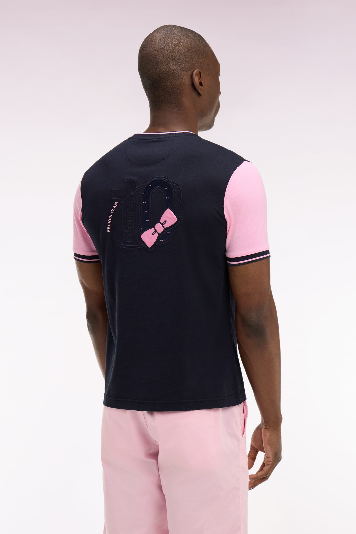 Short-sleeved navy cotton t-shirt with pink sleeves, regular fit