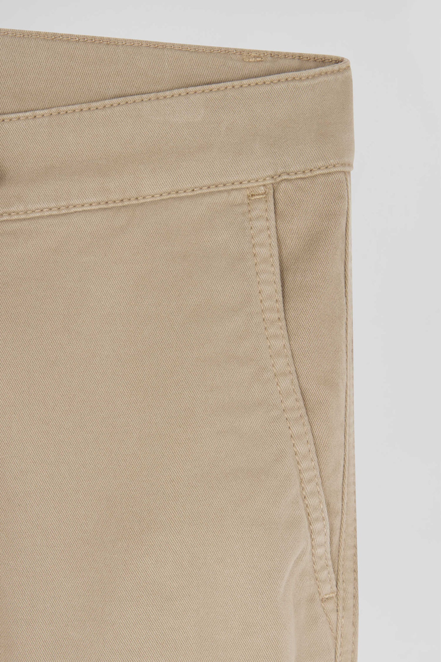 Pantalon chino beige en gabardine de coton stretch coupe Regular - Image 9