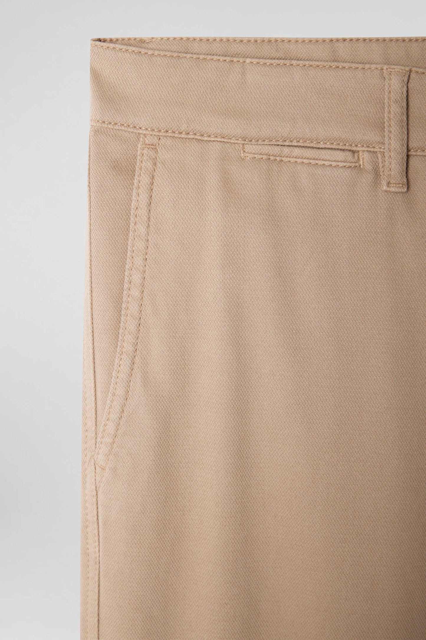 Pantalon chino en piqué de coton stretch et modal chanvre coupe Regular - Image 7