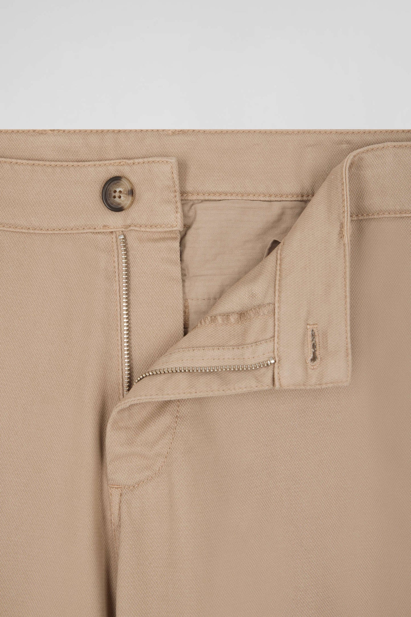 Pantalon chino en piqué de coton stretch et modal chanvre coupe Regular - Image 8