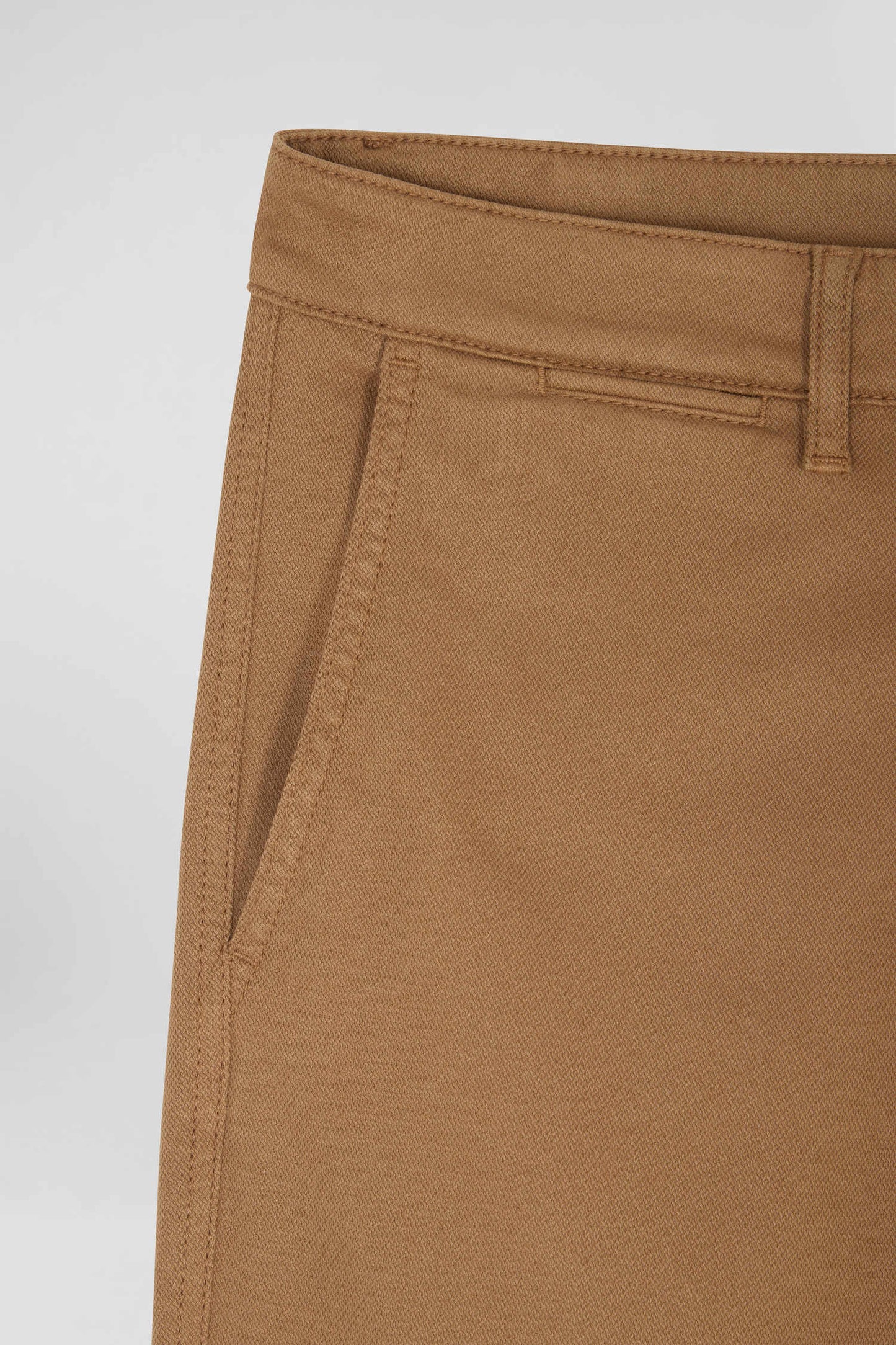 Pantalon chino en piqué de coton stretch et modal beige coupe Regular - Image 8