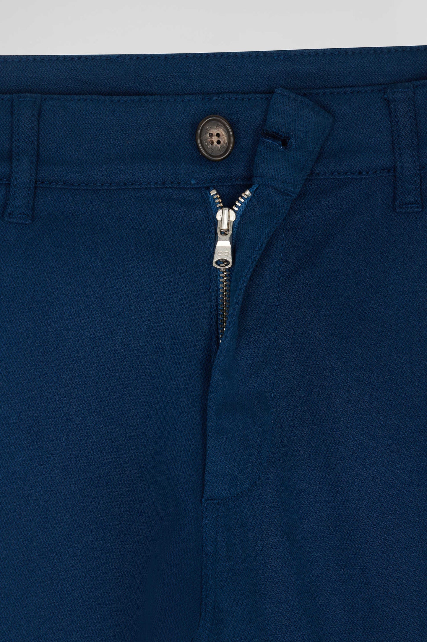 Pantalon chino en piqué de coton stretch et modal bleu coupe Regular - Image 7