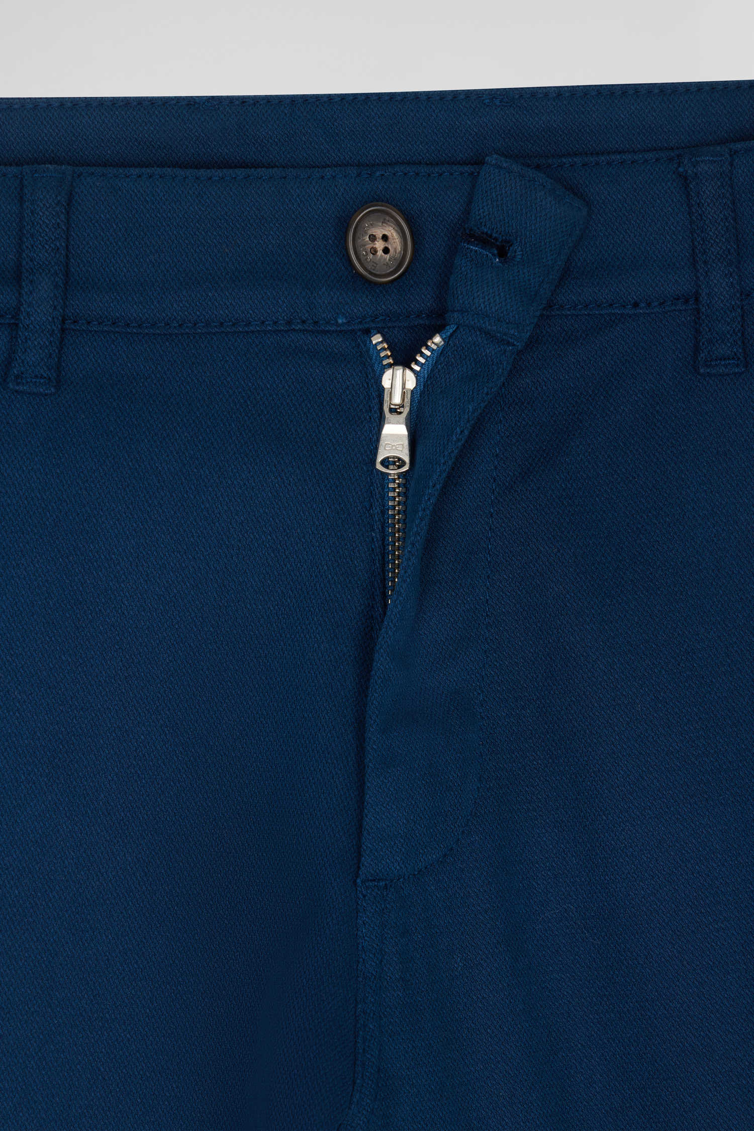 Pantalon chino en piqué de coton stretch et modal bleu coupe Regular