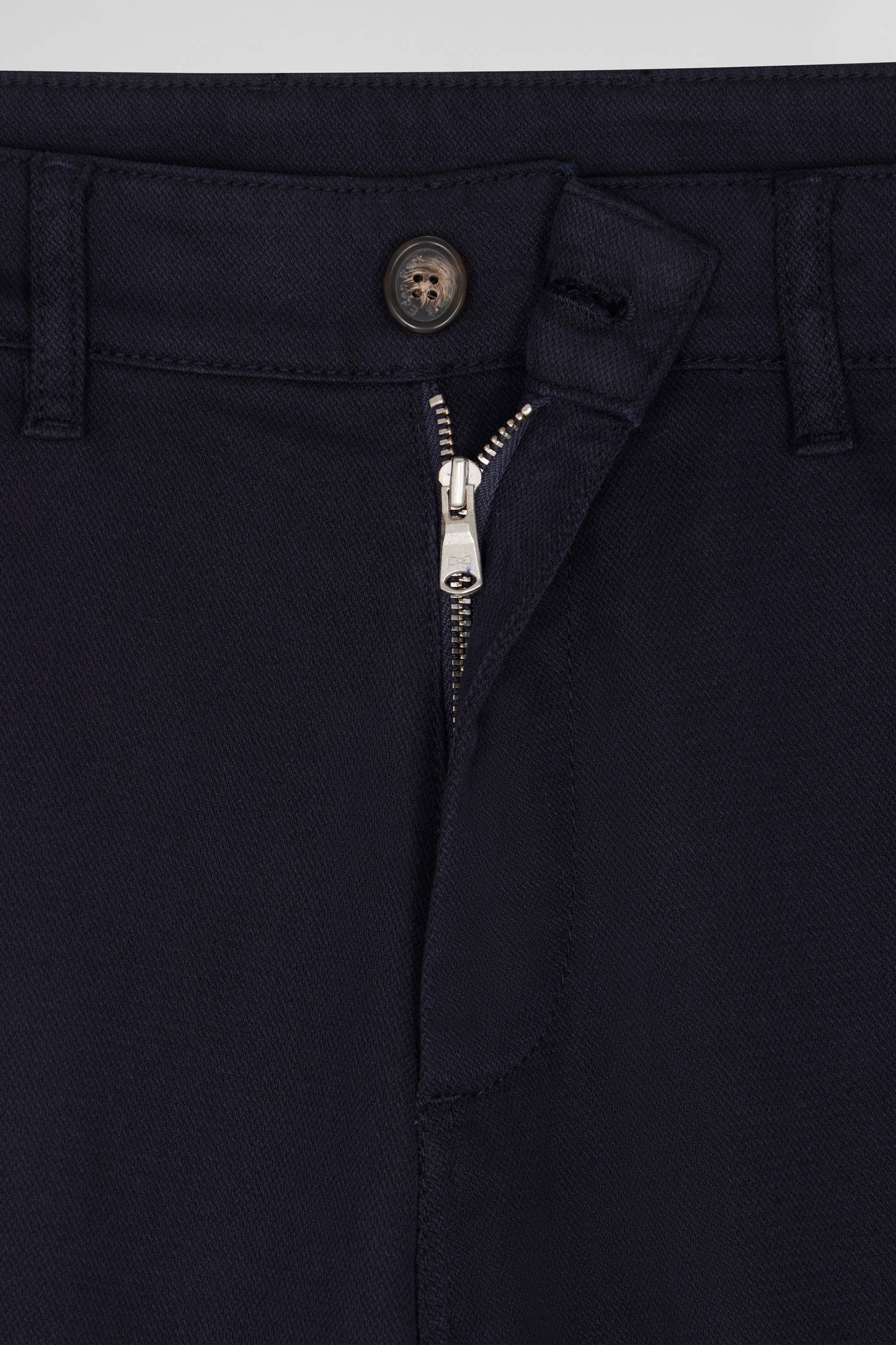 Pantalon chino en piqué de coton stretch et modal marine coupe Regular - Image 7