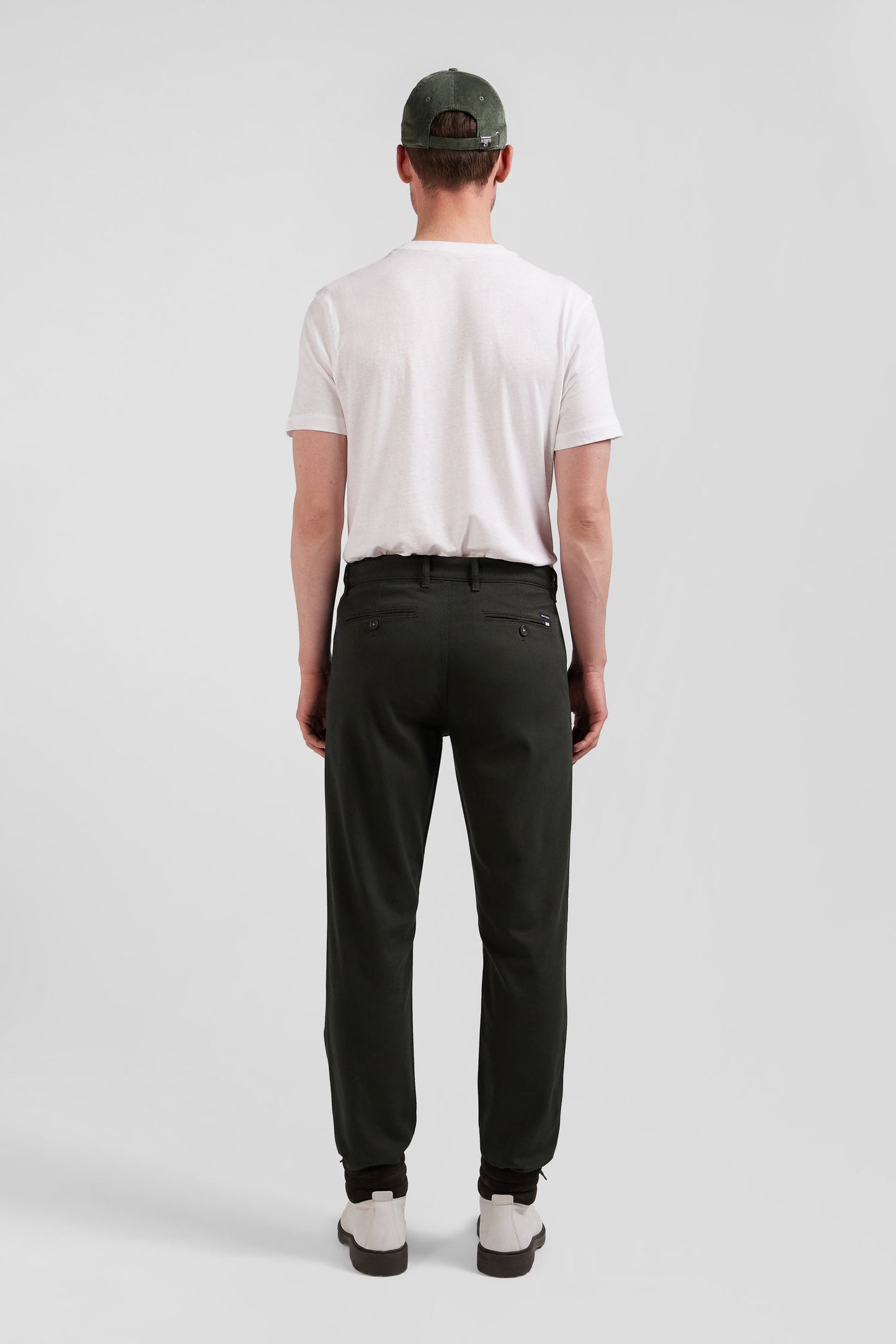 Pantalon chino en piqué de coton stretch et modal kaki coupe Regular - Image 6