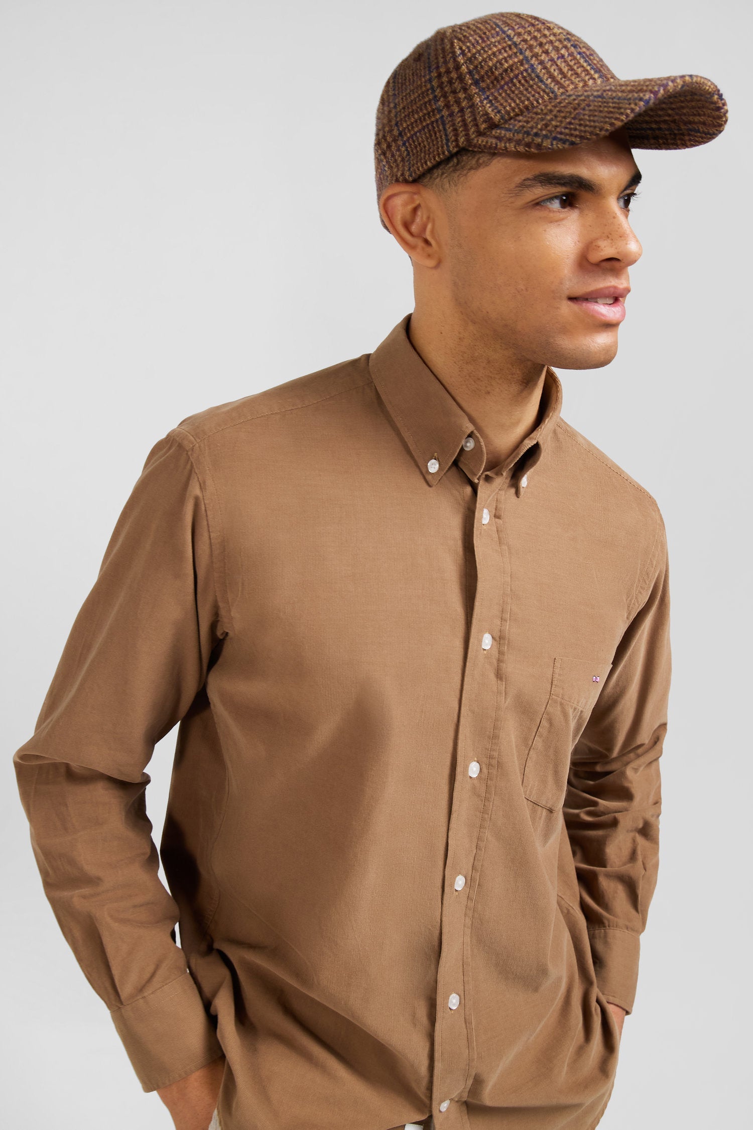 Chemise en coton uni camel col boutonné et poche poitrine coupe Regular