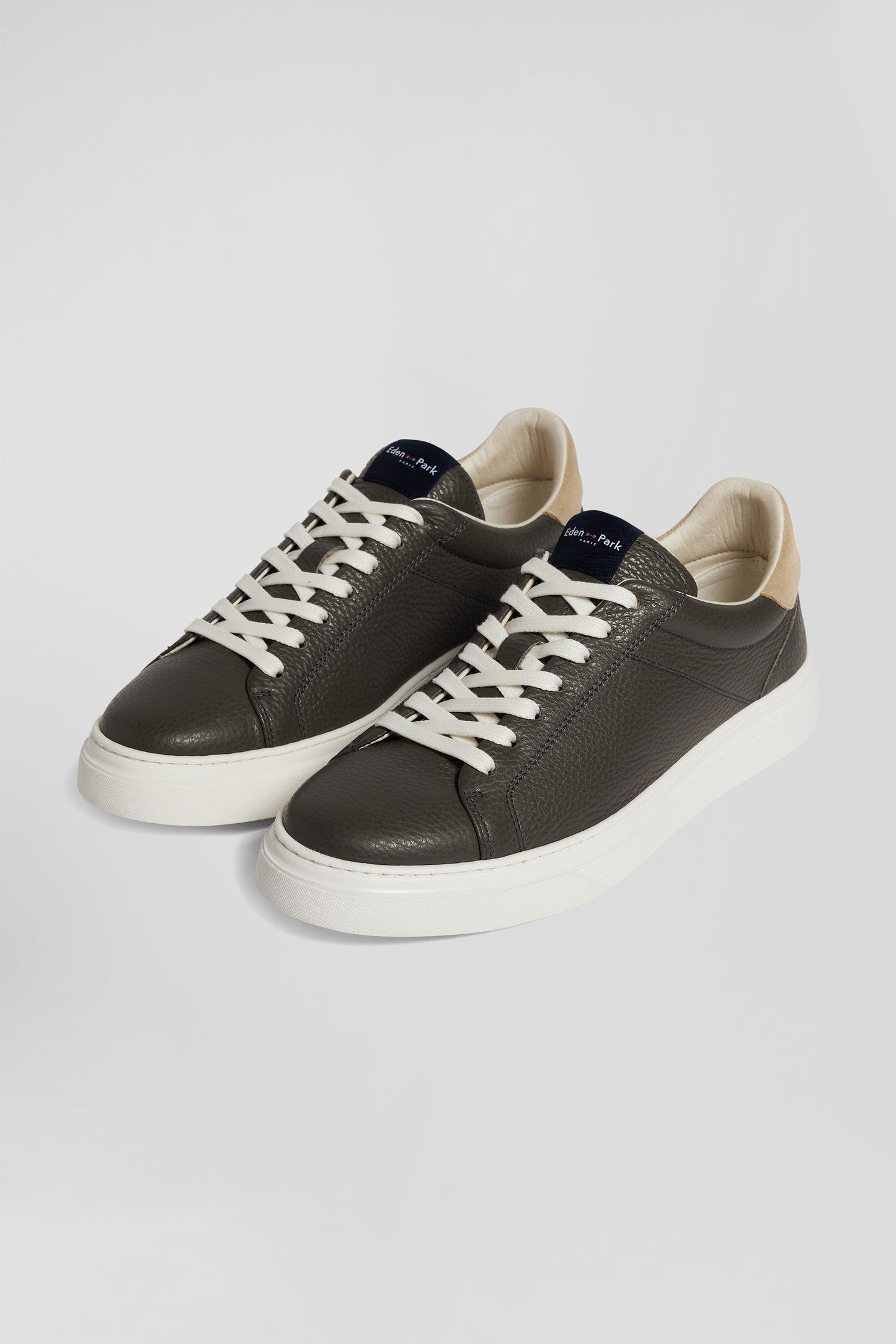 Paire de baskets basses en cuir gris anthracite - Image 3