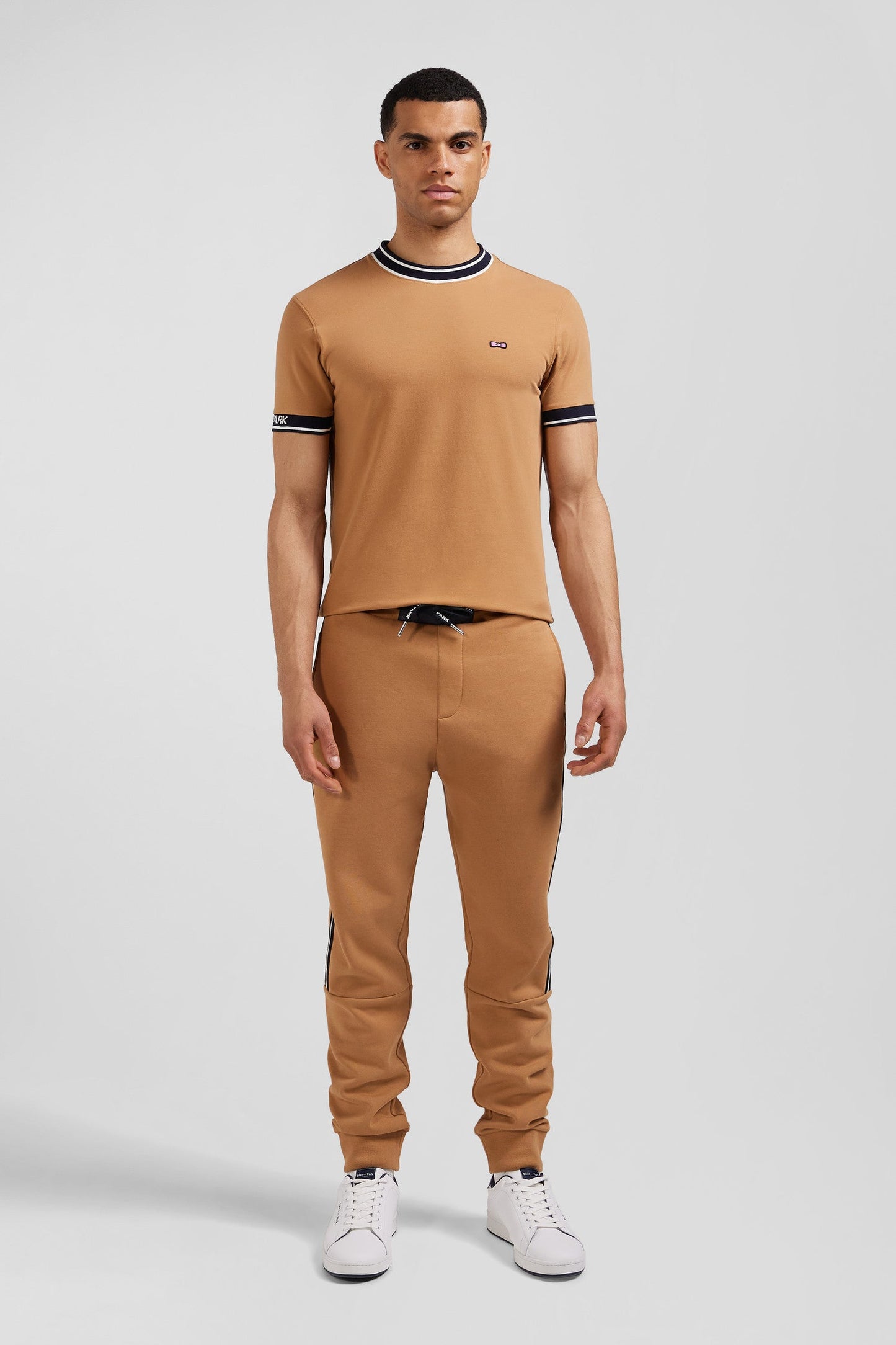 Pantalon jogging en coton mélangé camel galon rayé coupe Regular - Image 1