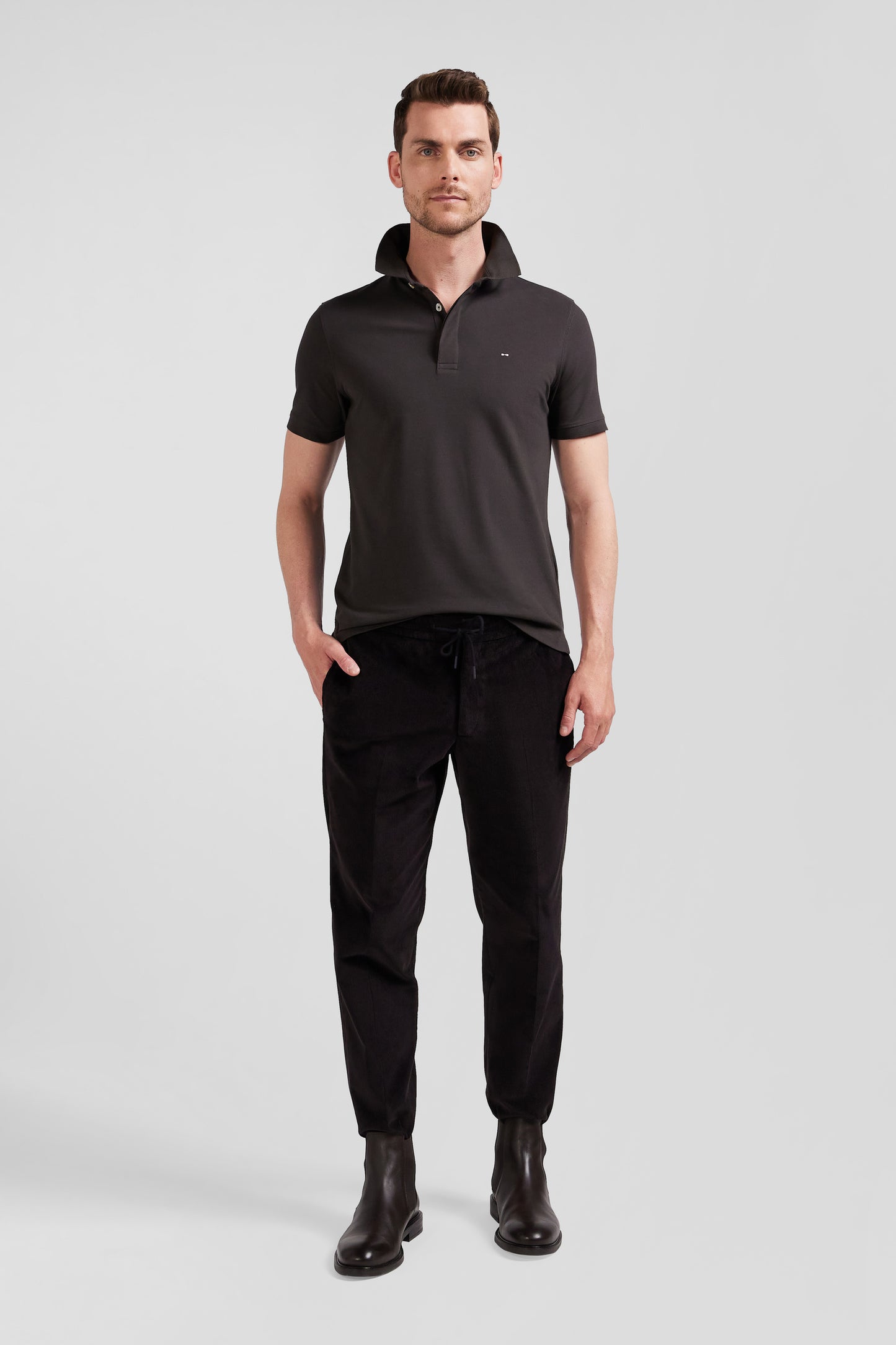 Slim brown short-sleeved cotton piqué polo shirt