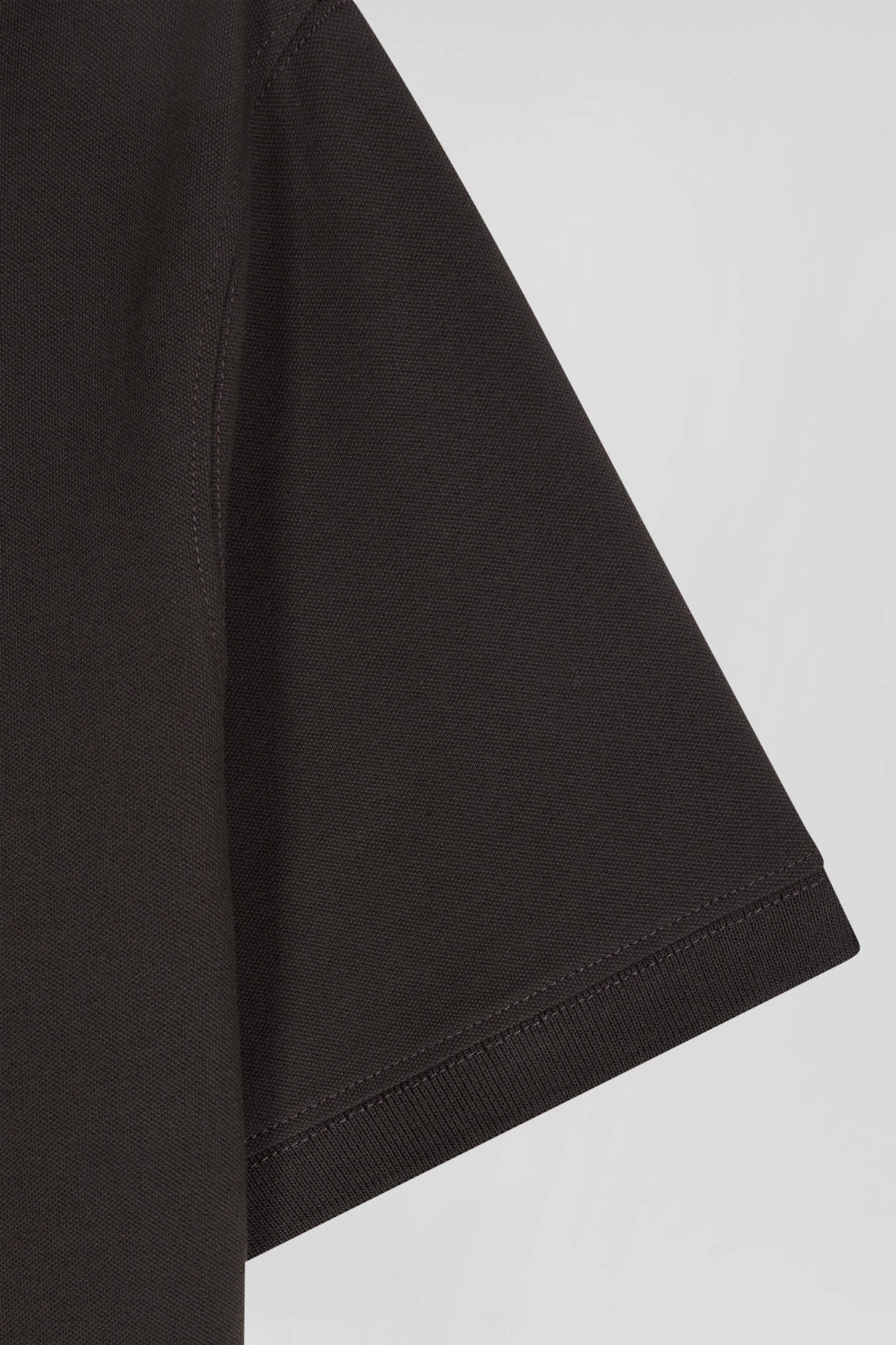 Slim brown short-sleeved cotton piqué polo shirt