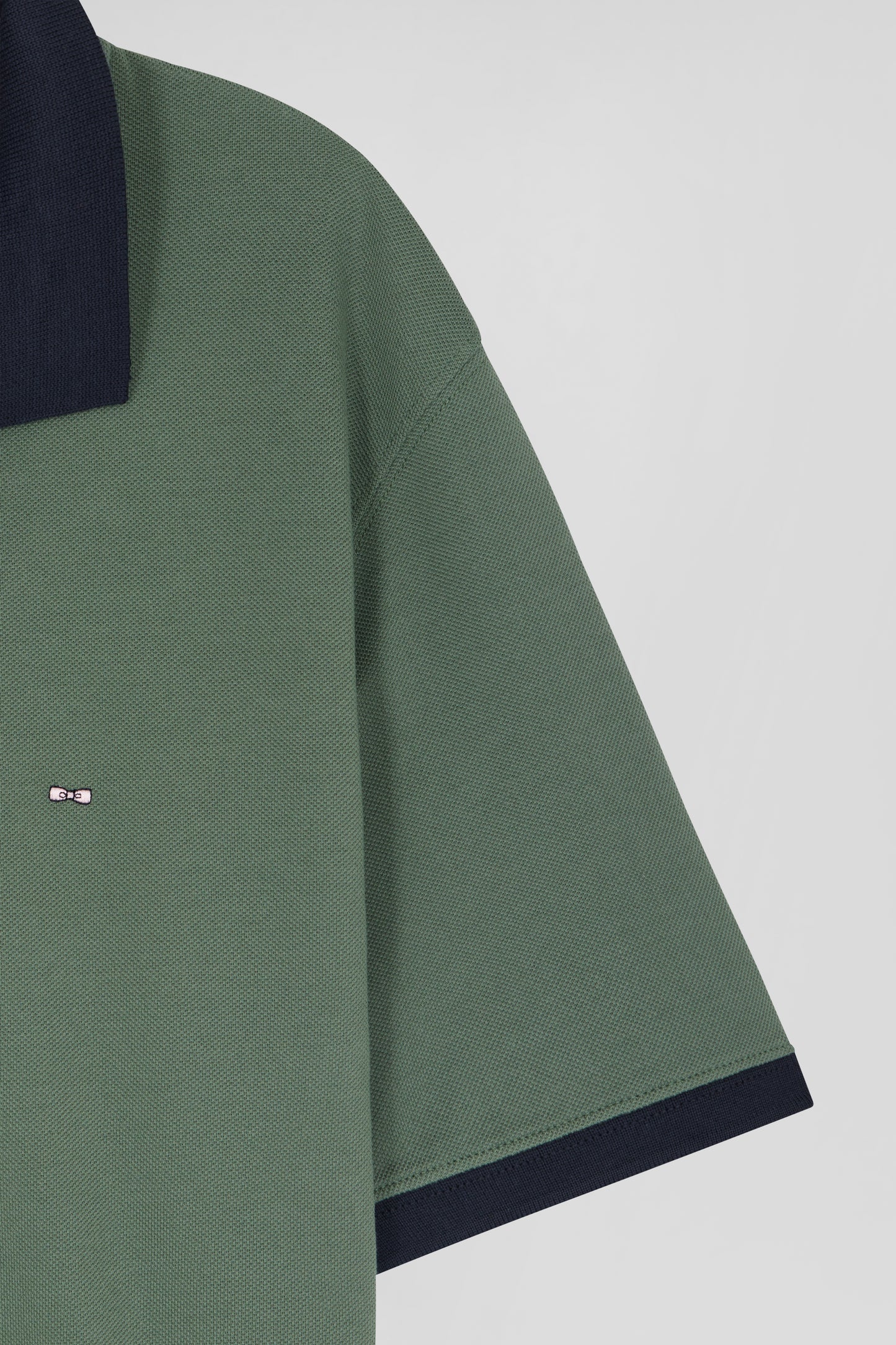 Regular green short-sleeved cotton piqué polo shirt with contrasting details