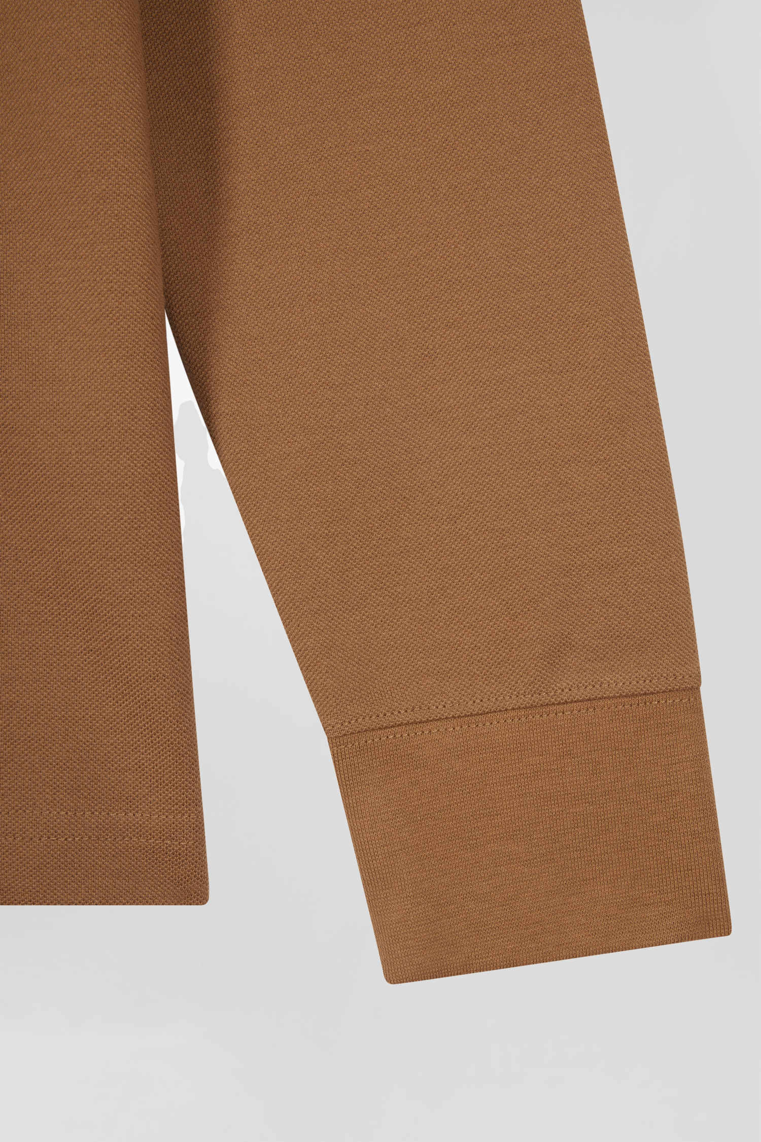 Polo manches longues en piqué coton camel col cerclé coupe Regular