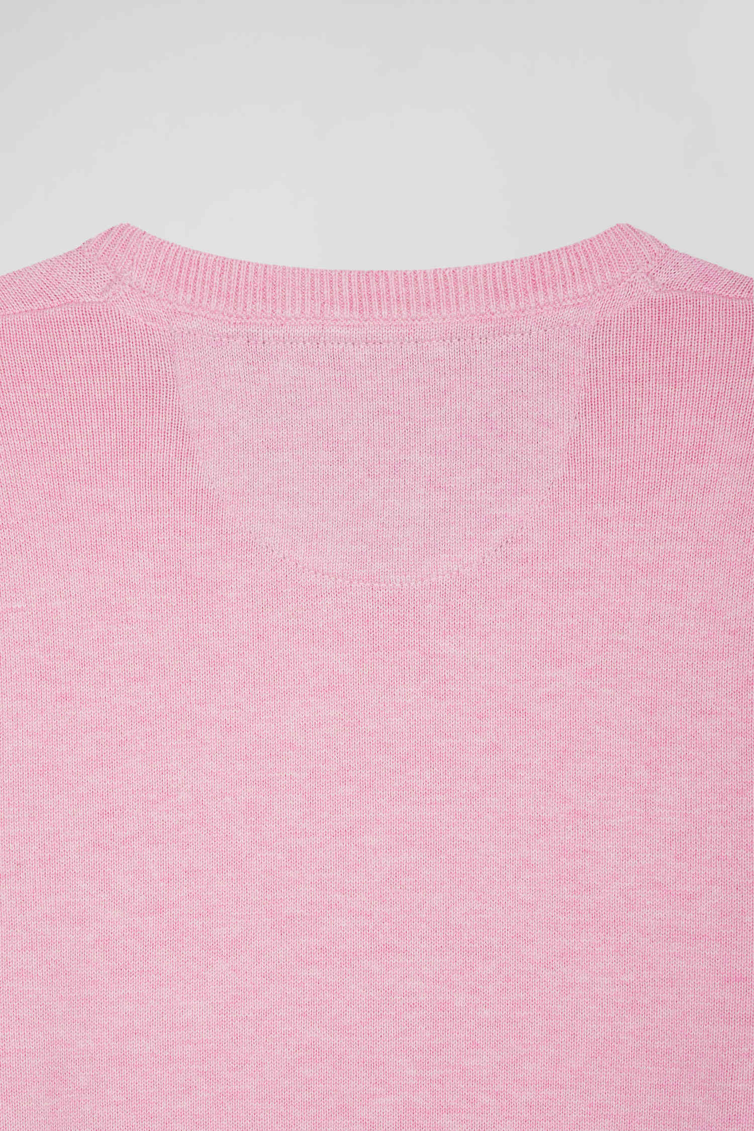 Pull col V en laine et coton rose coupe Regular