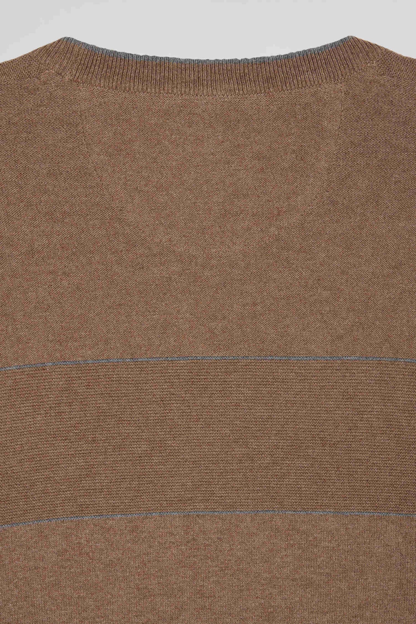 Pull col rond rayé en coton et cachemire marron coupe Regular - Image 10