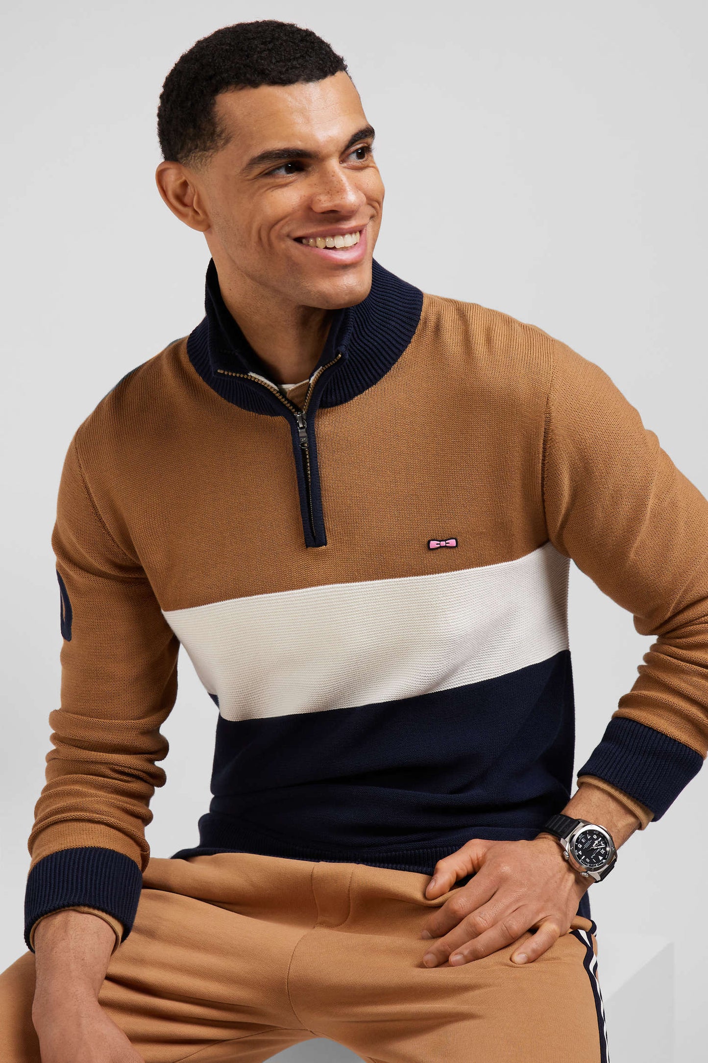 Pull col camionneur zippé colorblock en coton camel brodé coupe Regular - Image 3