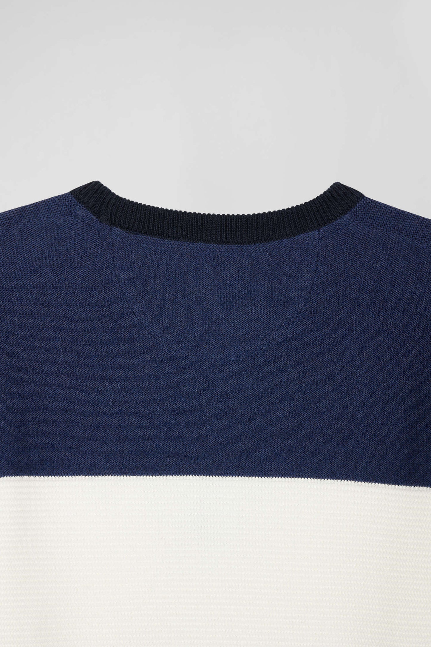 Pull col rond en coton bleu marine et bleu à jeux de maille coupe Regular - Image 10