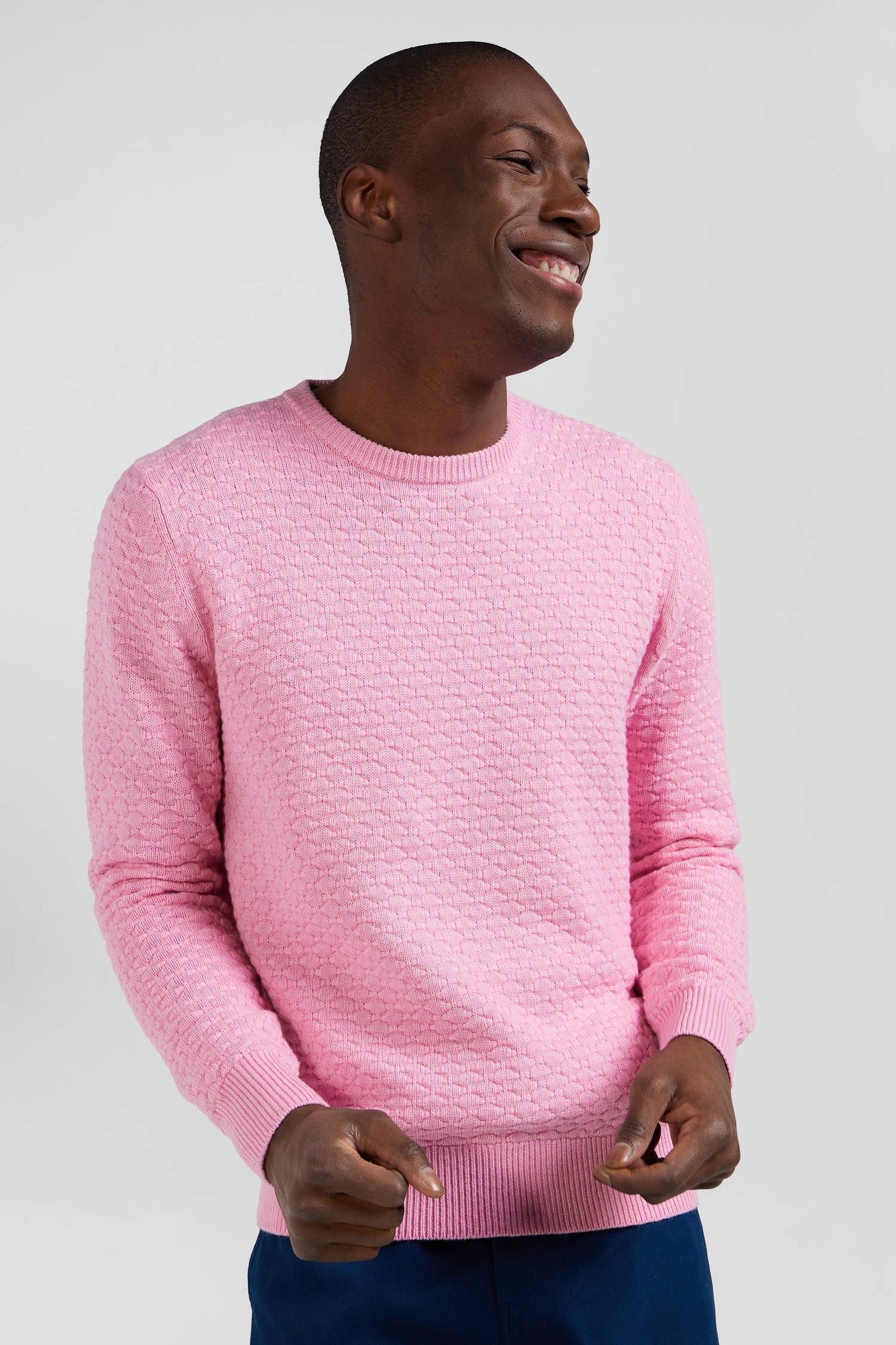 Pull col rond en laine et coton rose coupe Regular effet micro nœud papillon - Image 3