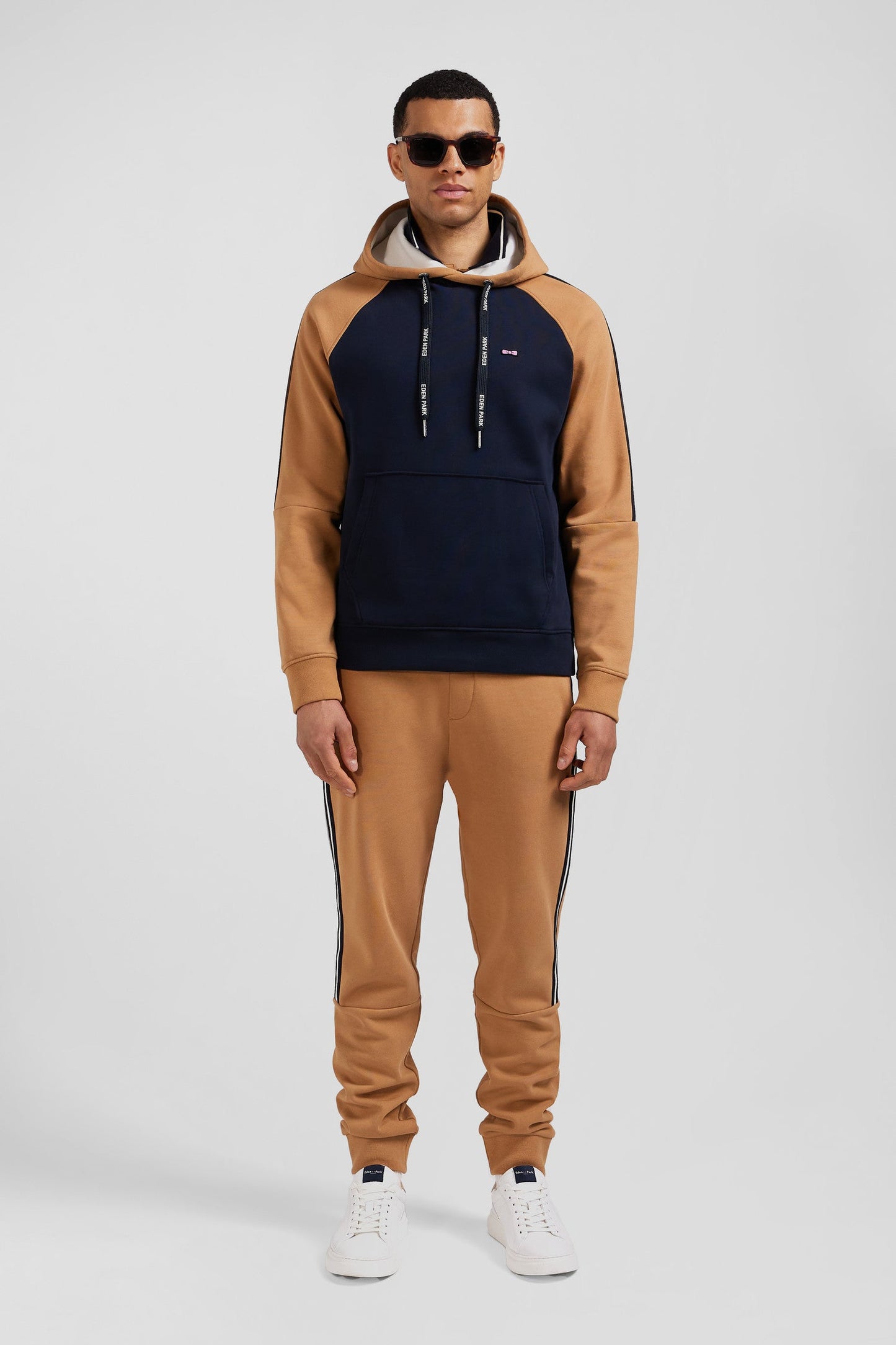 Sweatshirt à capuche en molleton marine et camel cordons de serrage siglés coupe Relaxed - Image 1