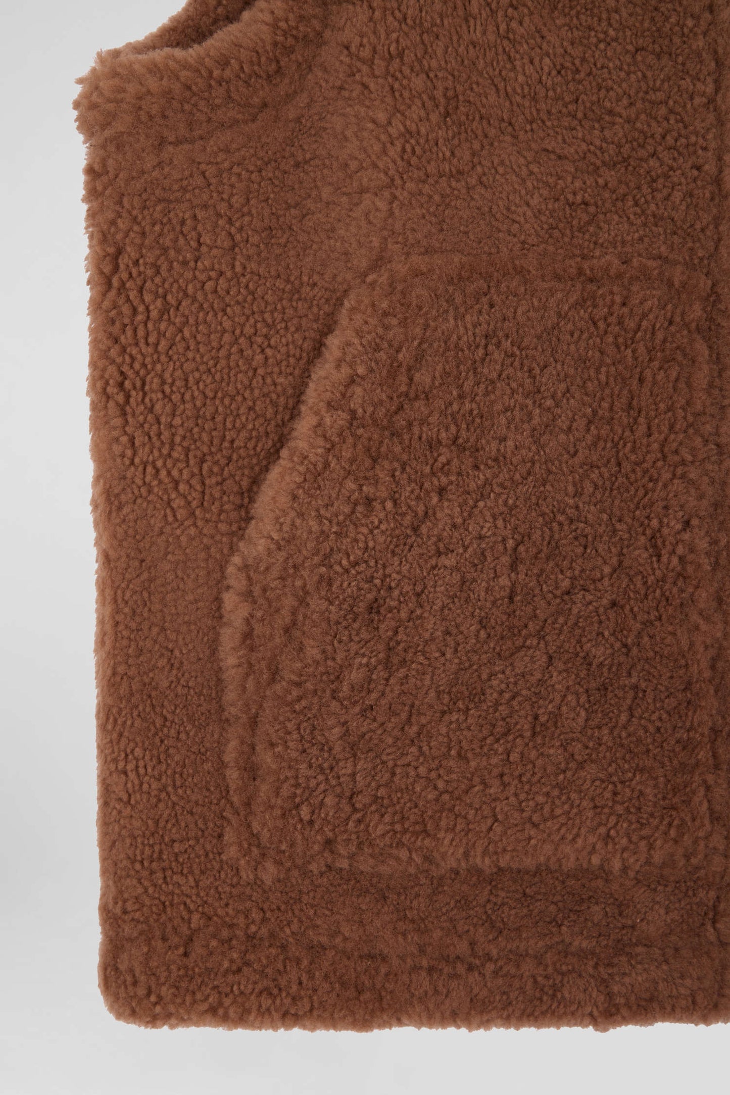 Sleeveless zip-up vest in hazelnut sheepskin Relaxed fit