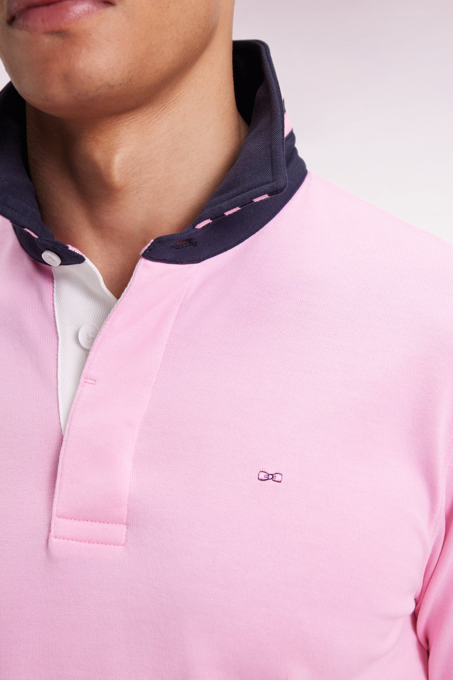Long-sleeved jersey in pink under striped collar